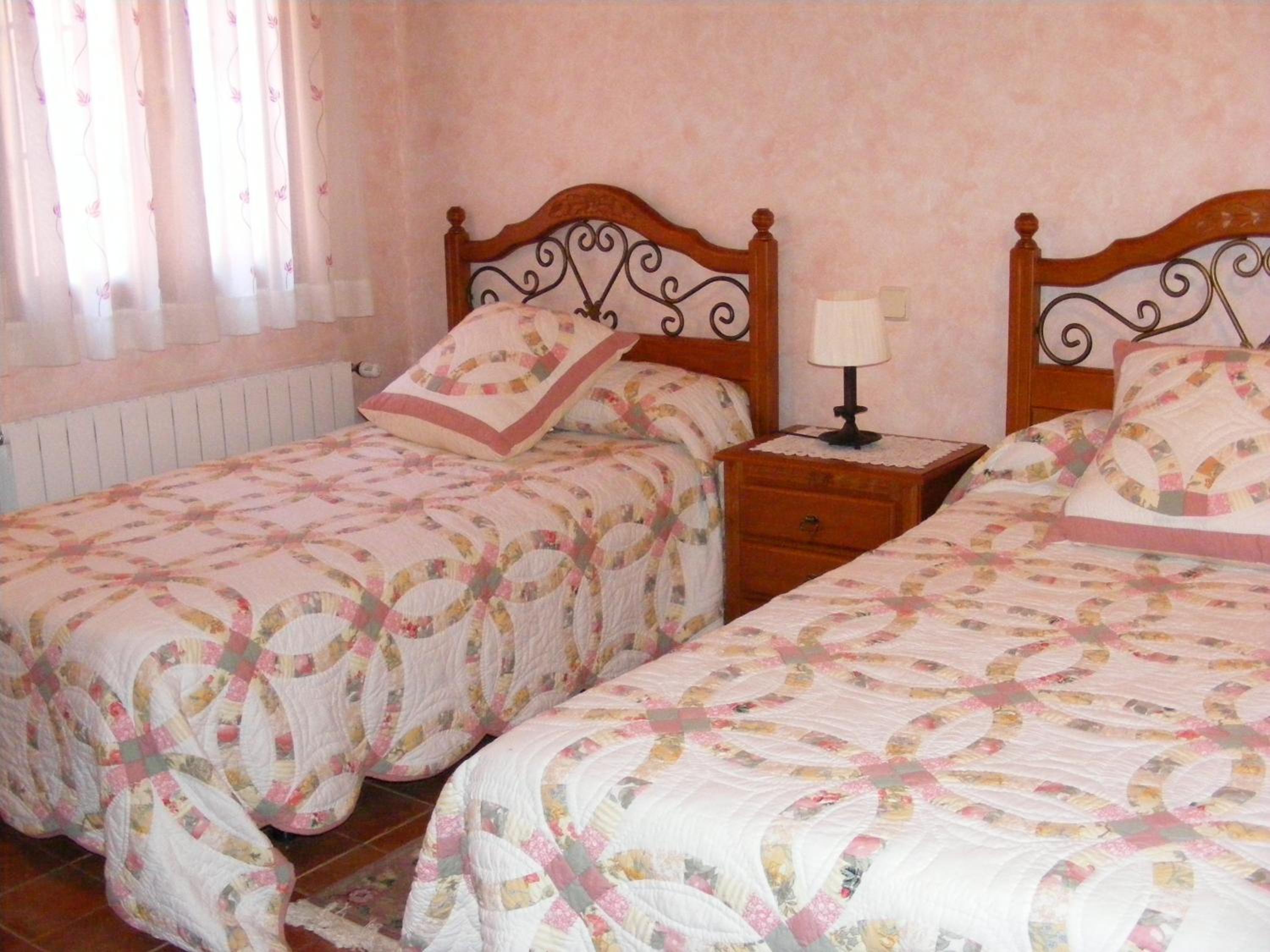 Double Room with Private Bathroom - Photo 2