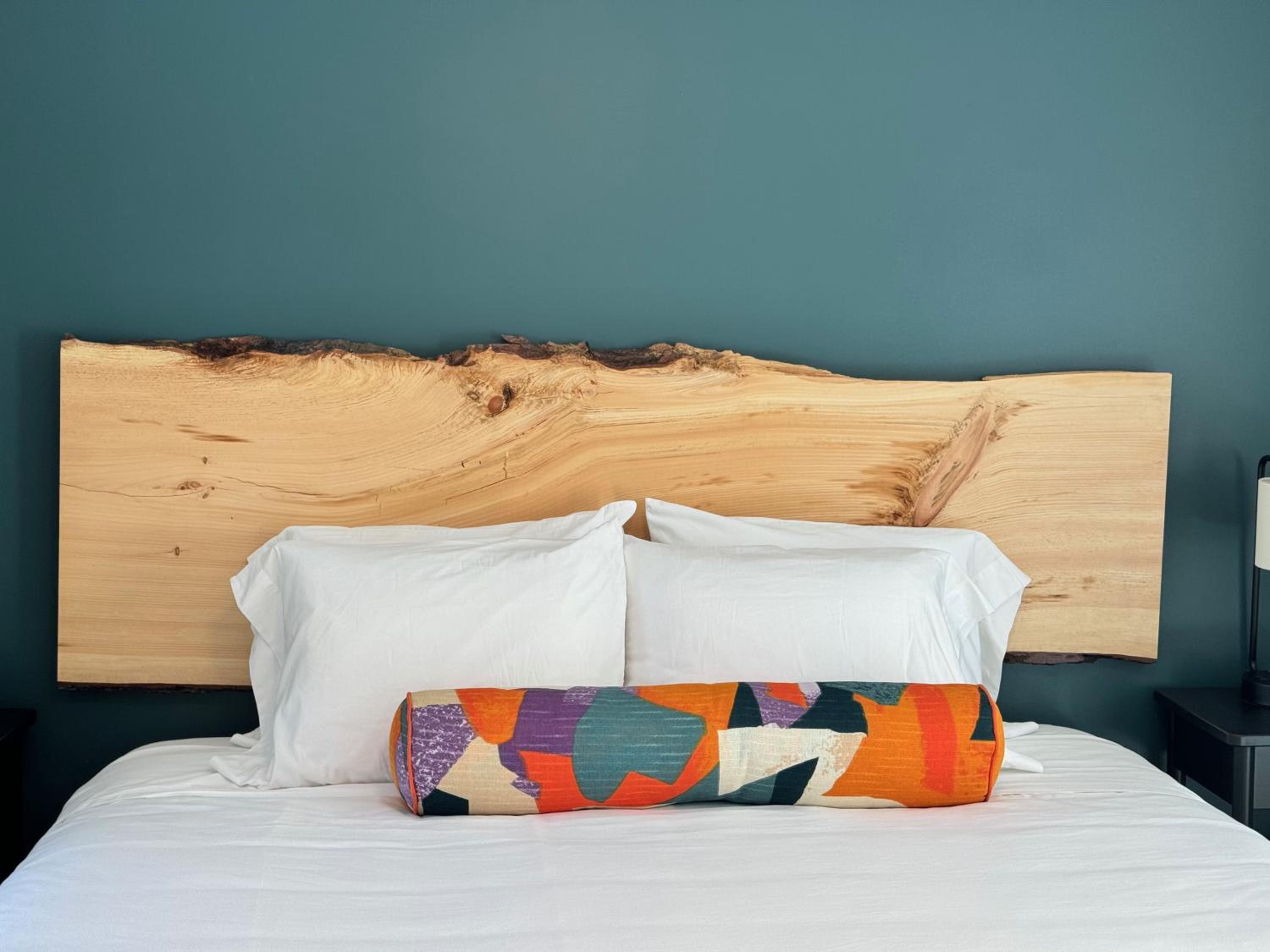 Deluxe King Room - Photo 11