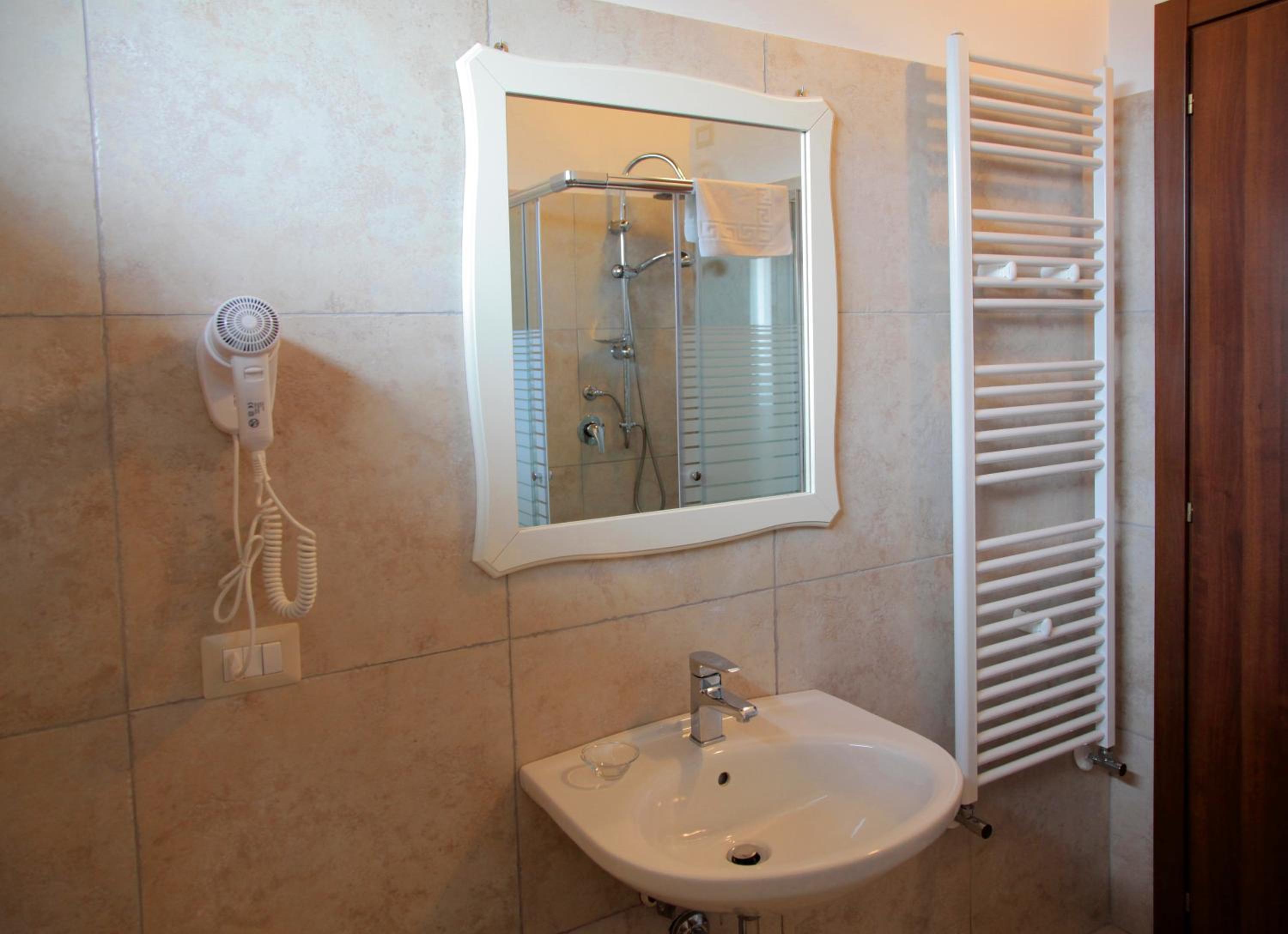 Double Room - Photo 5
