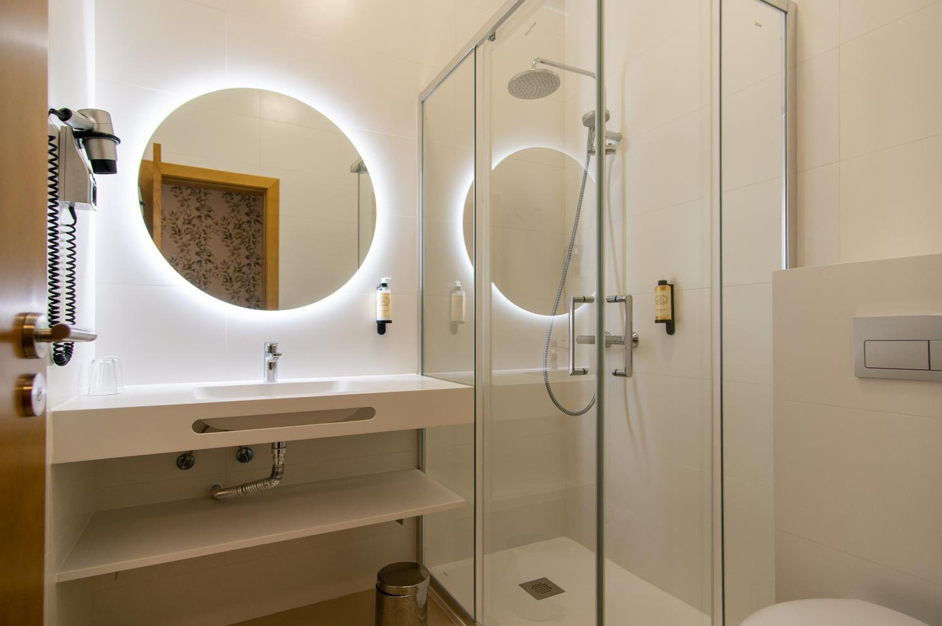 Double Room - Photo 12