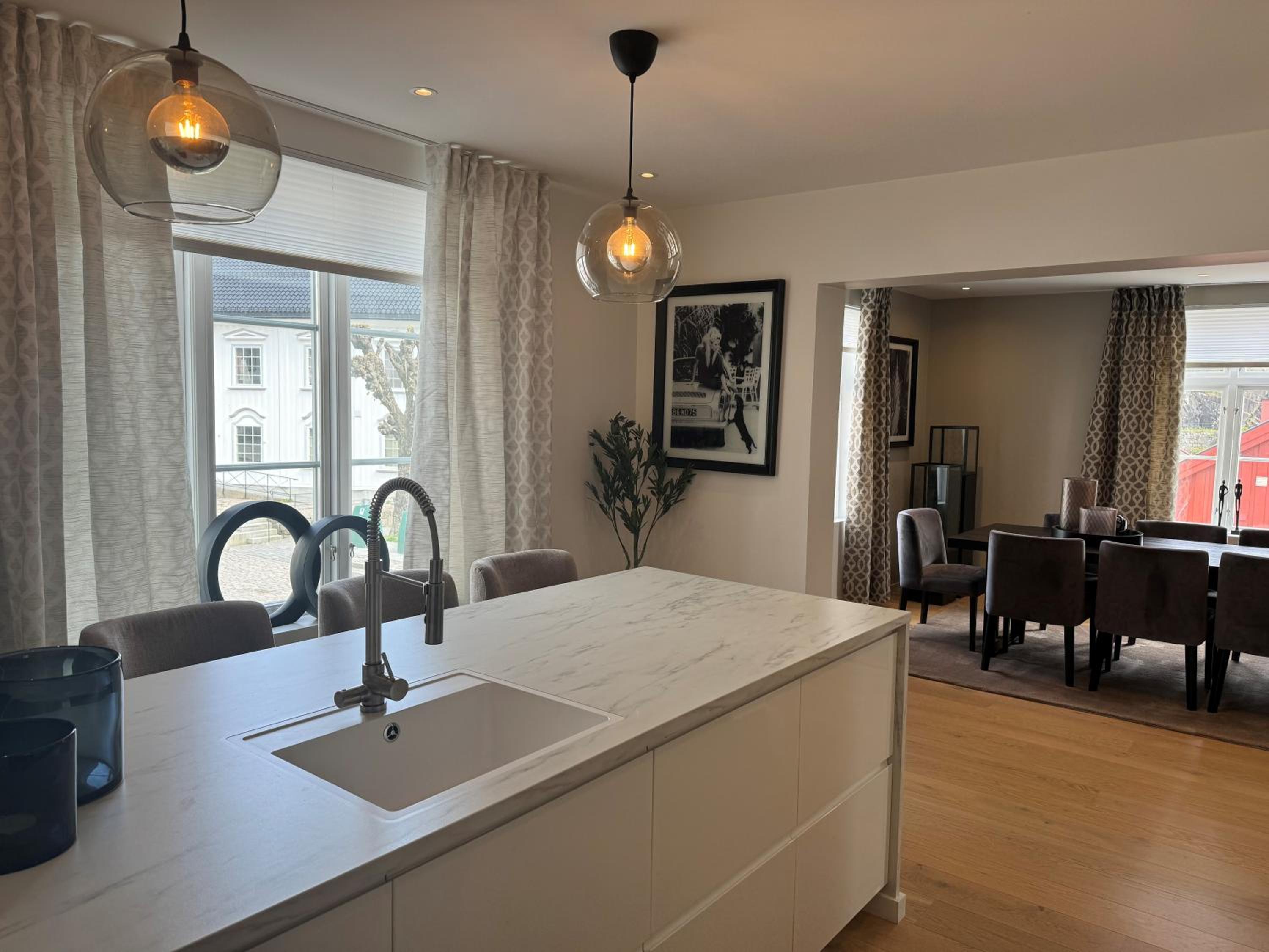 Two-Bedroom Deluxe Apartment - Photo 3