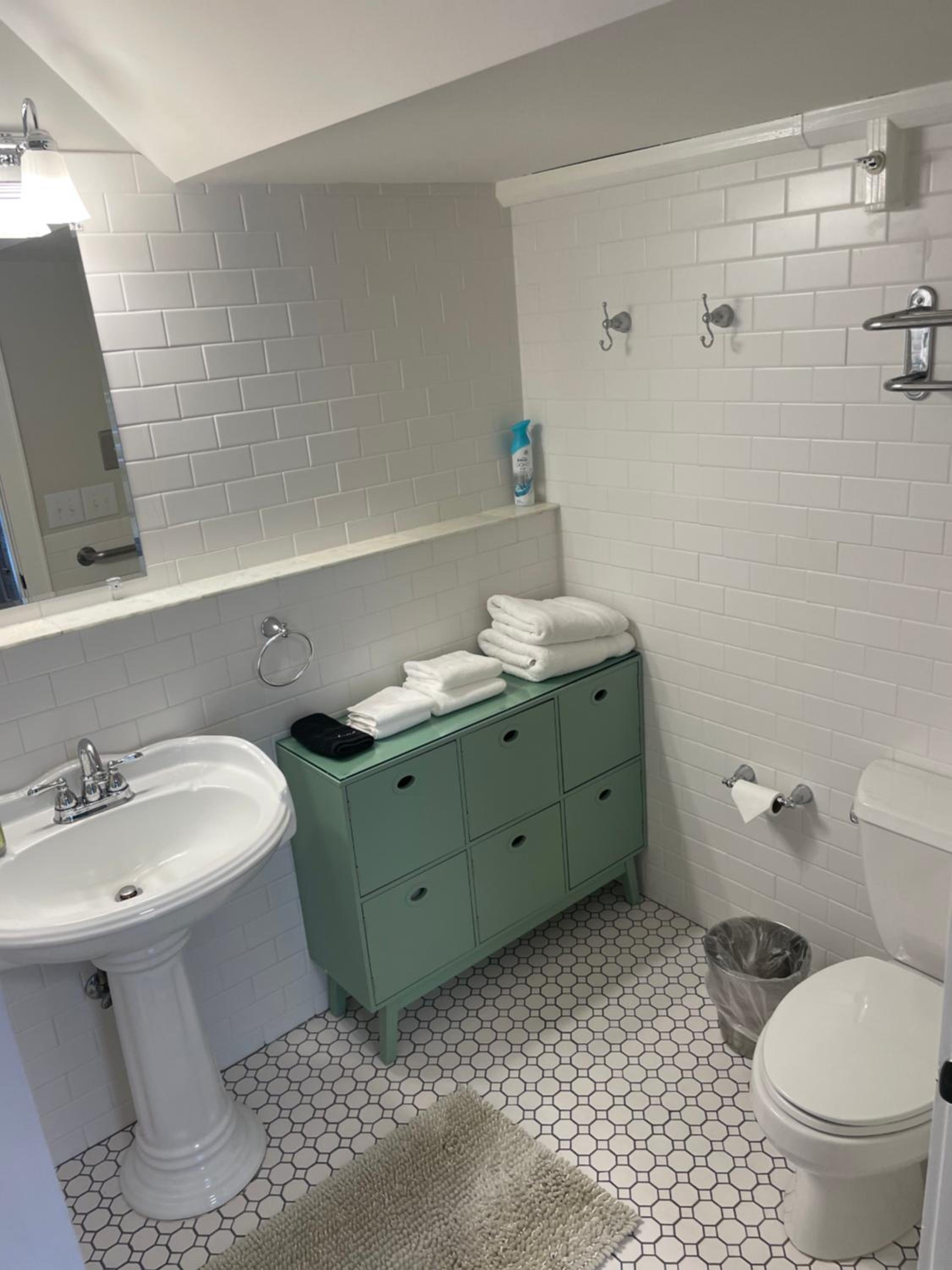 Deluxe King Suite - Photo 13