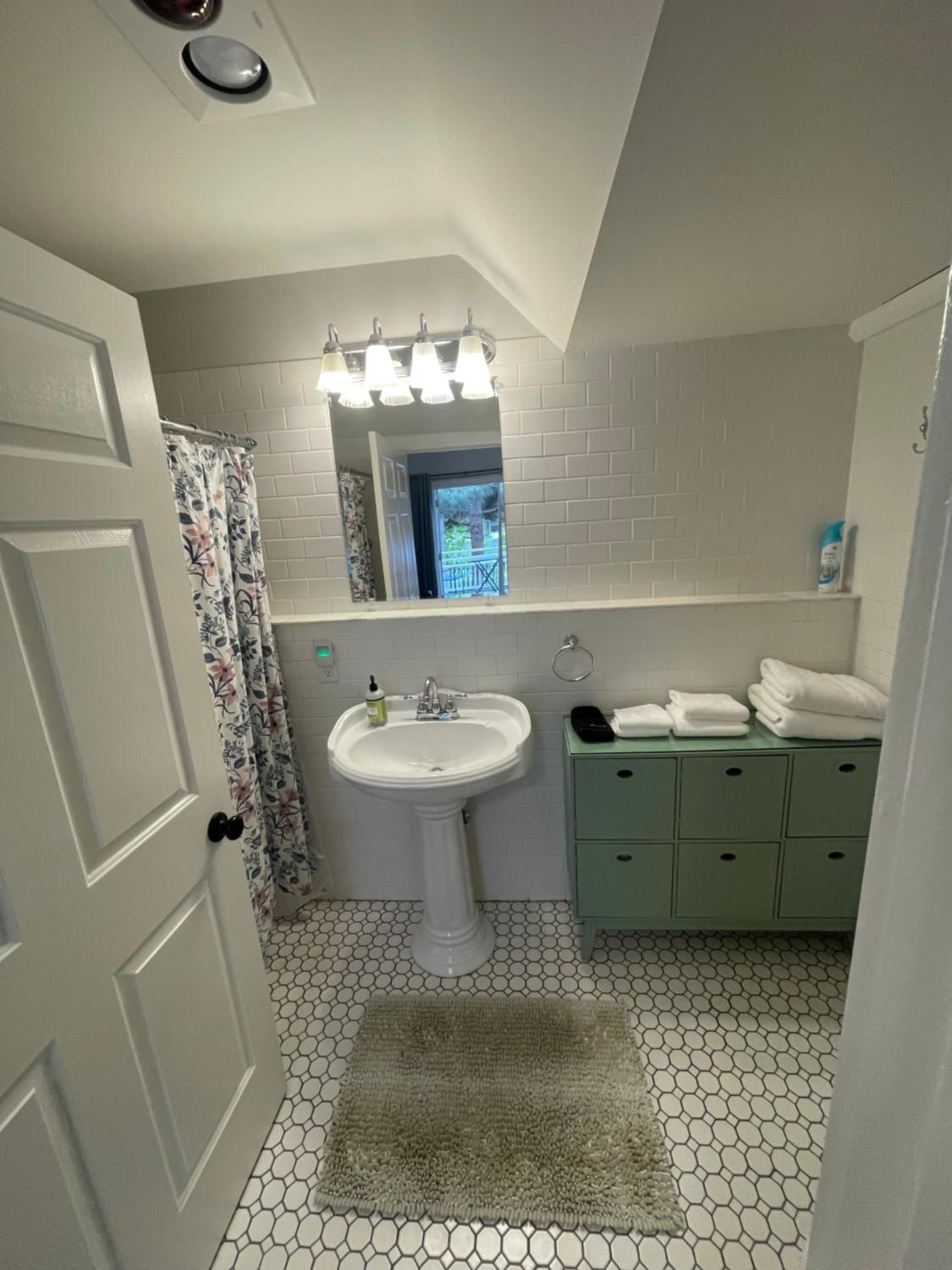 Deluxe King Suite - Photo 12