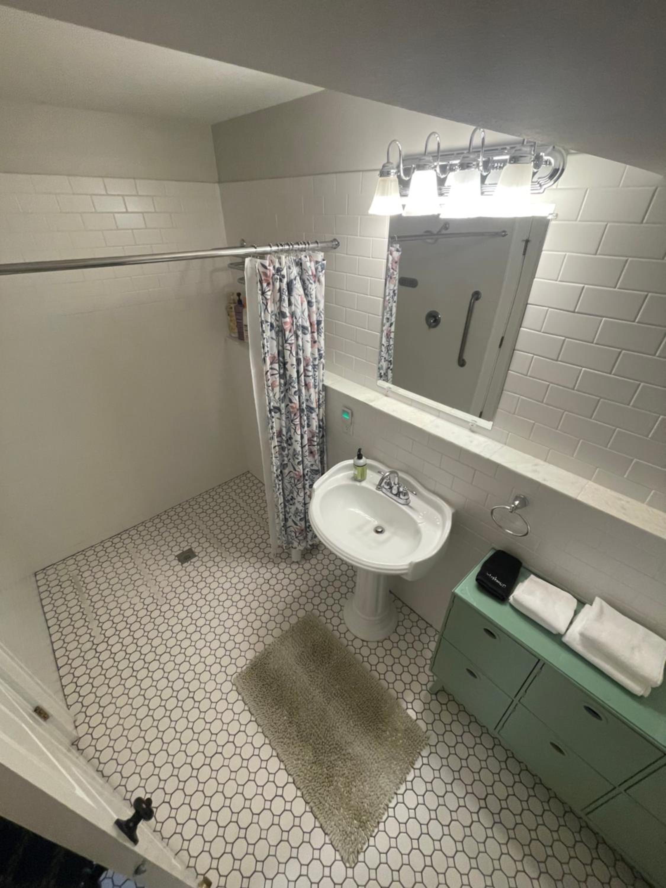 Deluxe King Suite - Photo 9