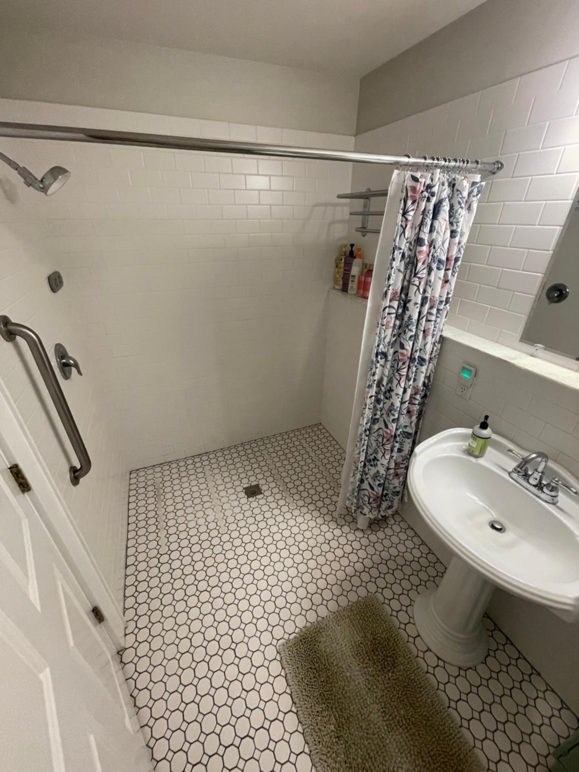 Deluxe King Suite - Photo 10