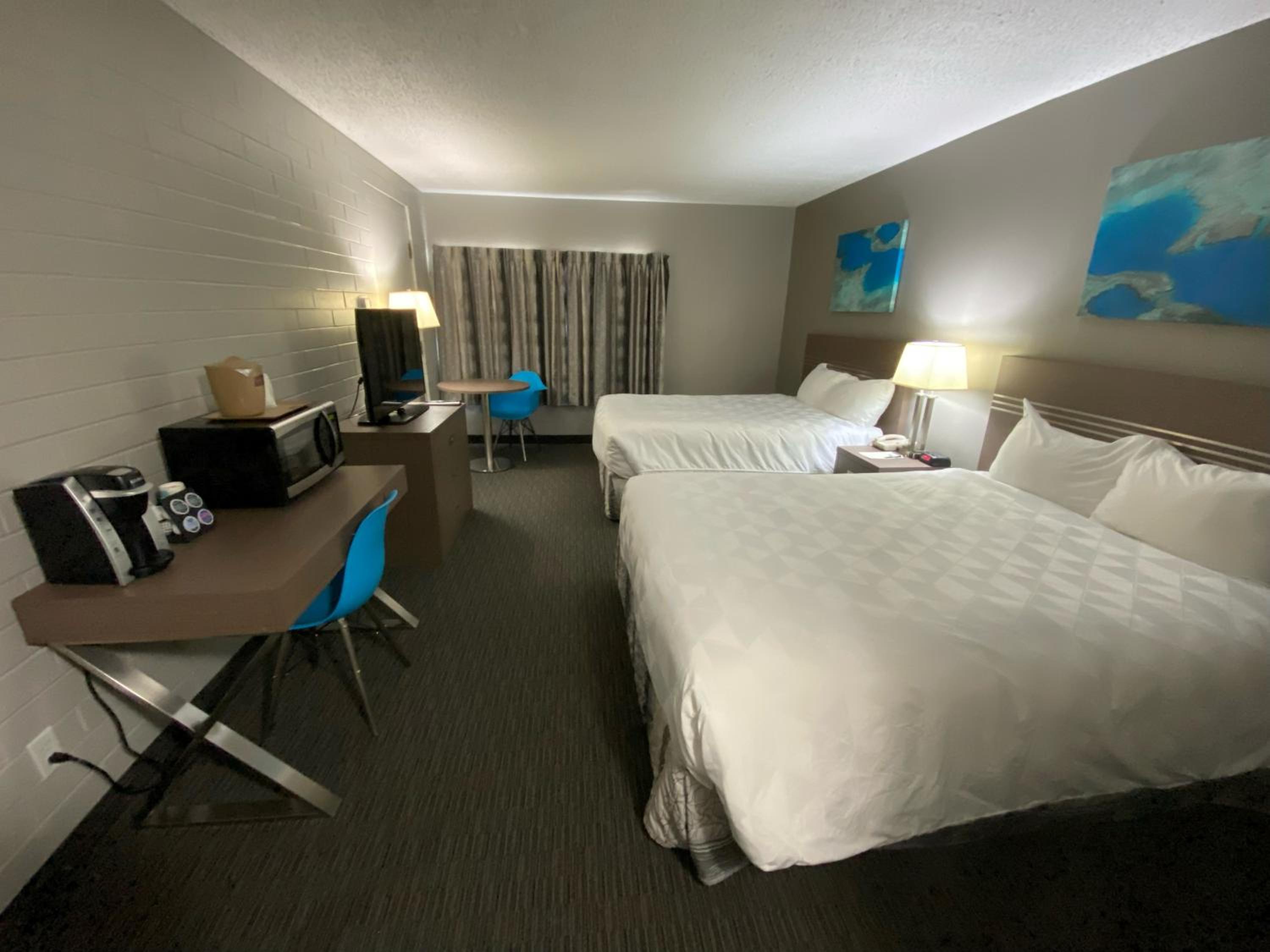 Queen Room With Two Queen Beds - Non Smoking - Photo 6