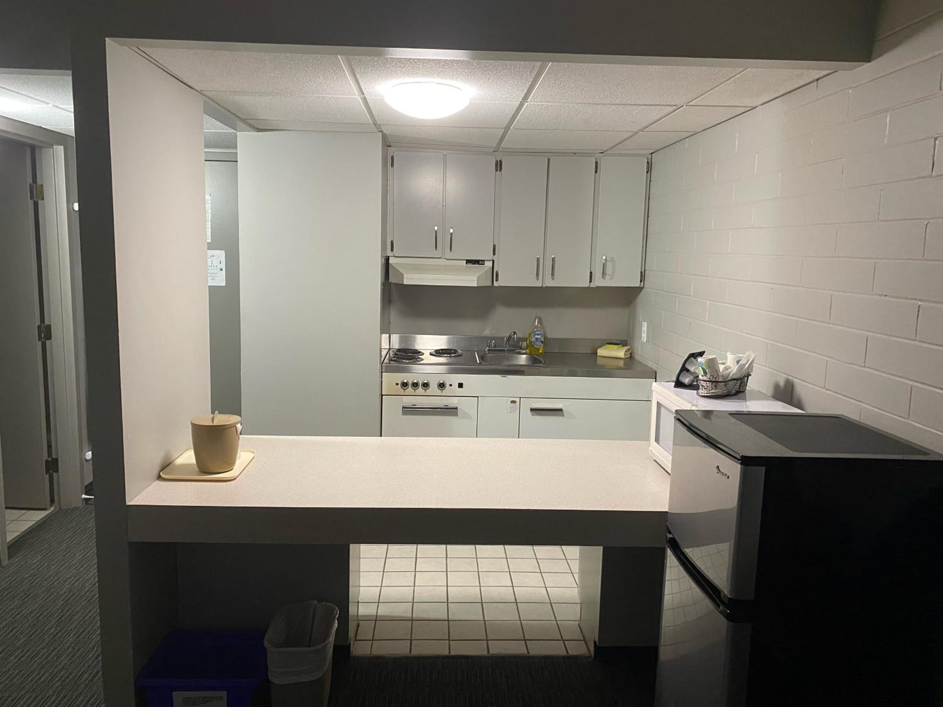 Deluxe Queen Room With Full Kitchen - Non Smoking - Photo 3