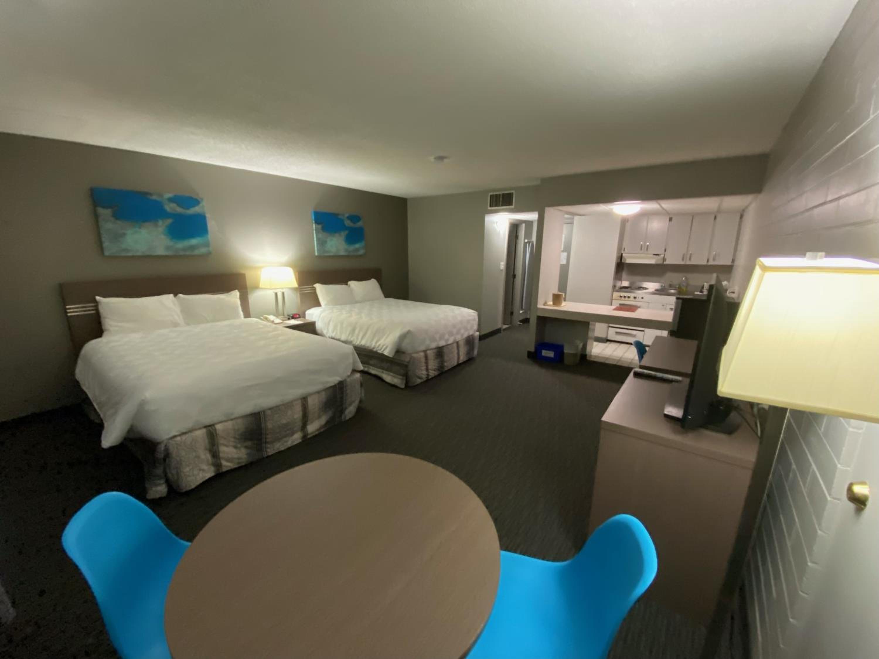 Deluxe Queen Room With Full Kitchen - Non Smoking - Photo 1
