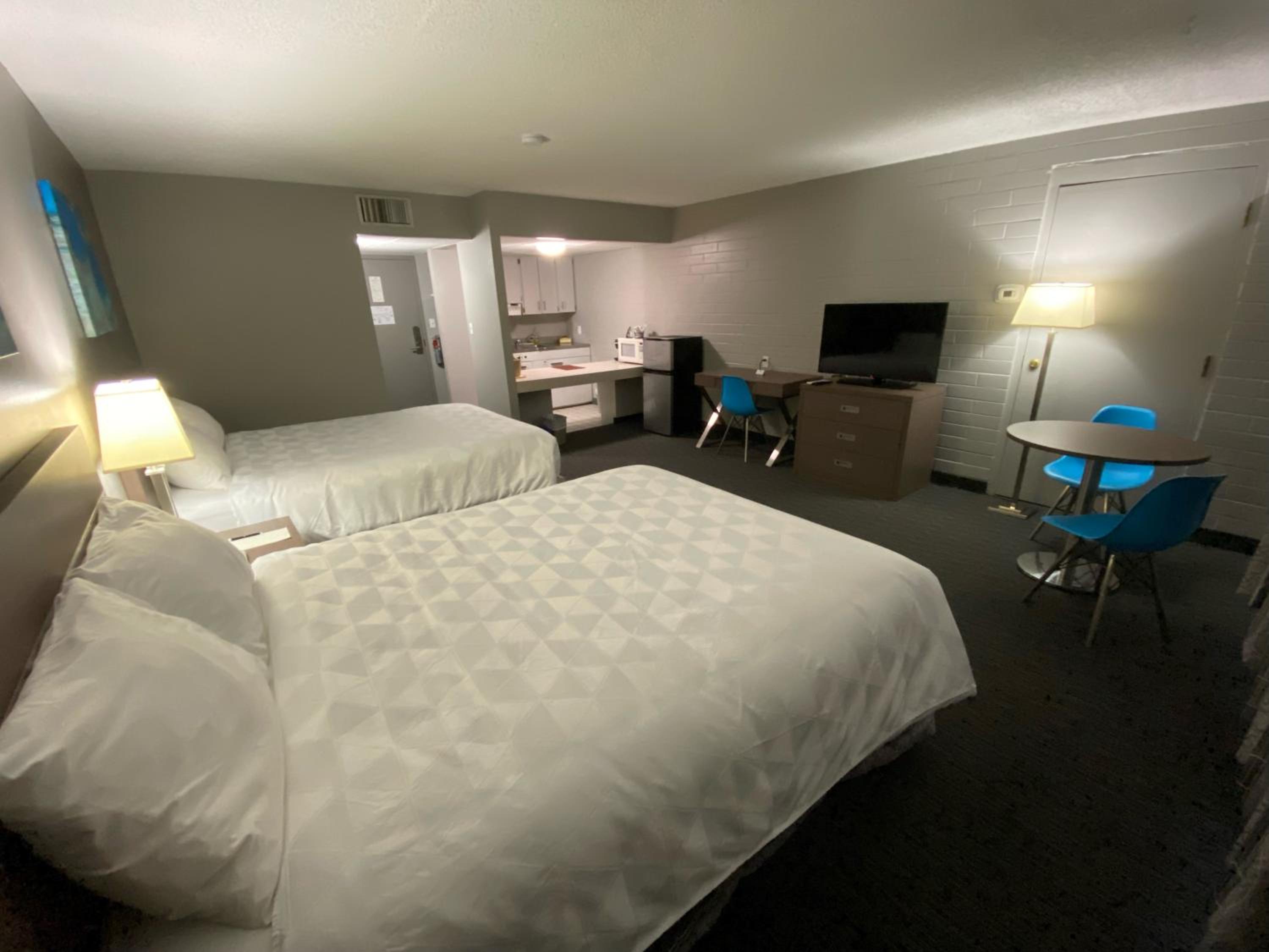 Deluxe Queen Room With Full Kitchen - Non Smoking - Photo 6