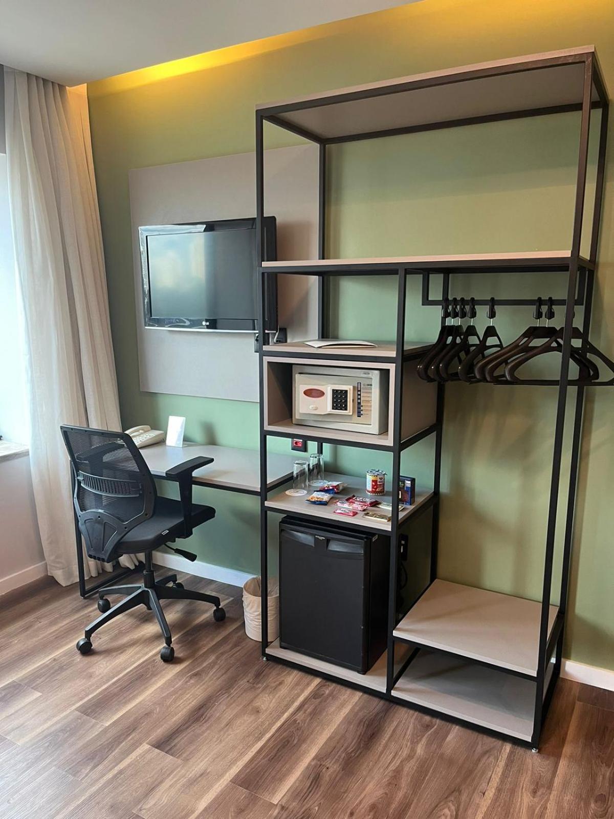 Deluxe Double Room thumbnail 6