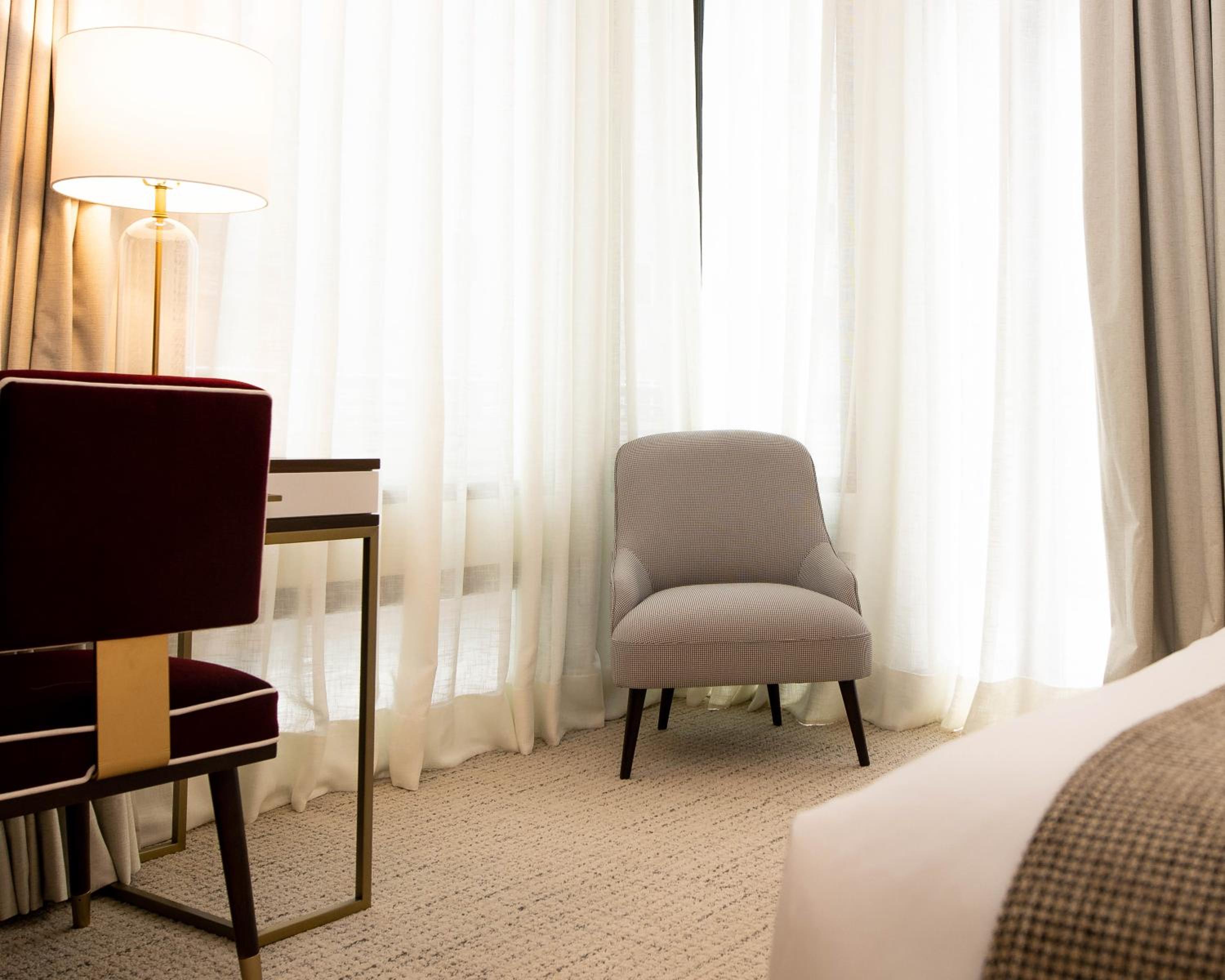 Deluxe Queen Room thumbnail 6