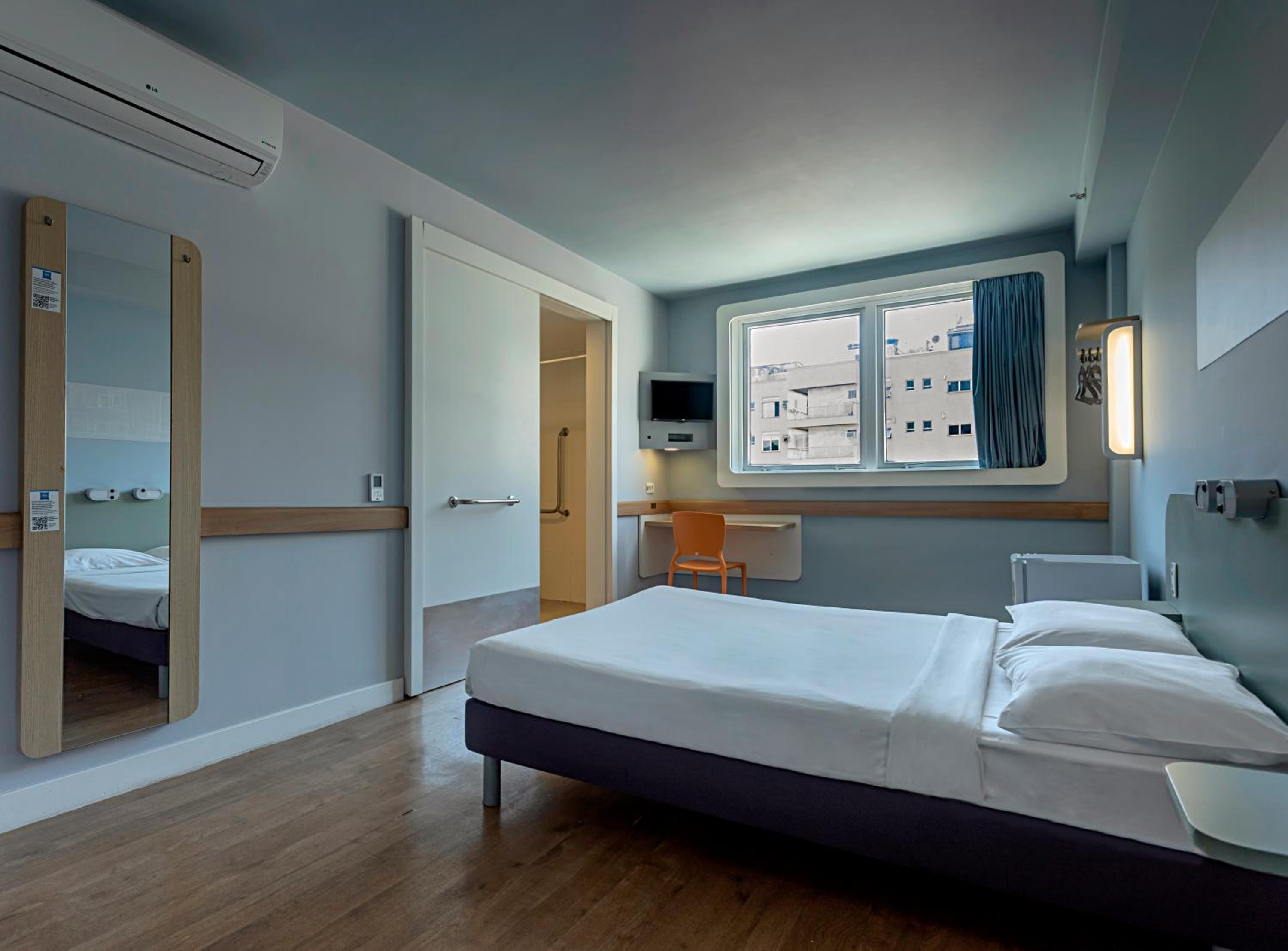 Standard Double Room - Disability Access photo 3