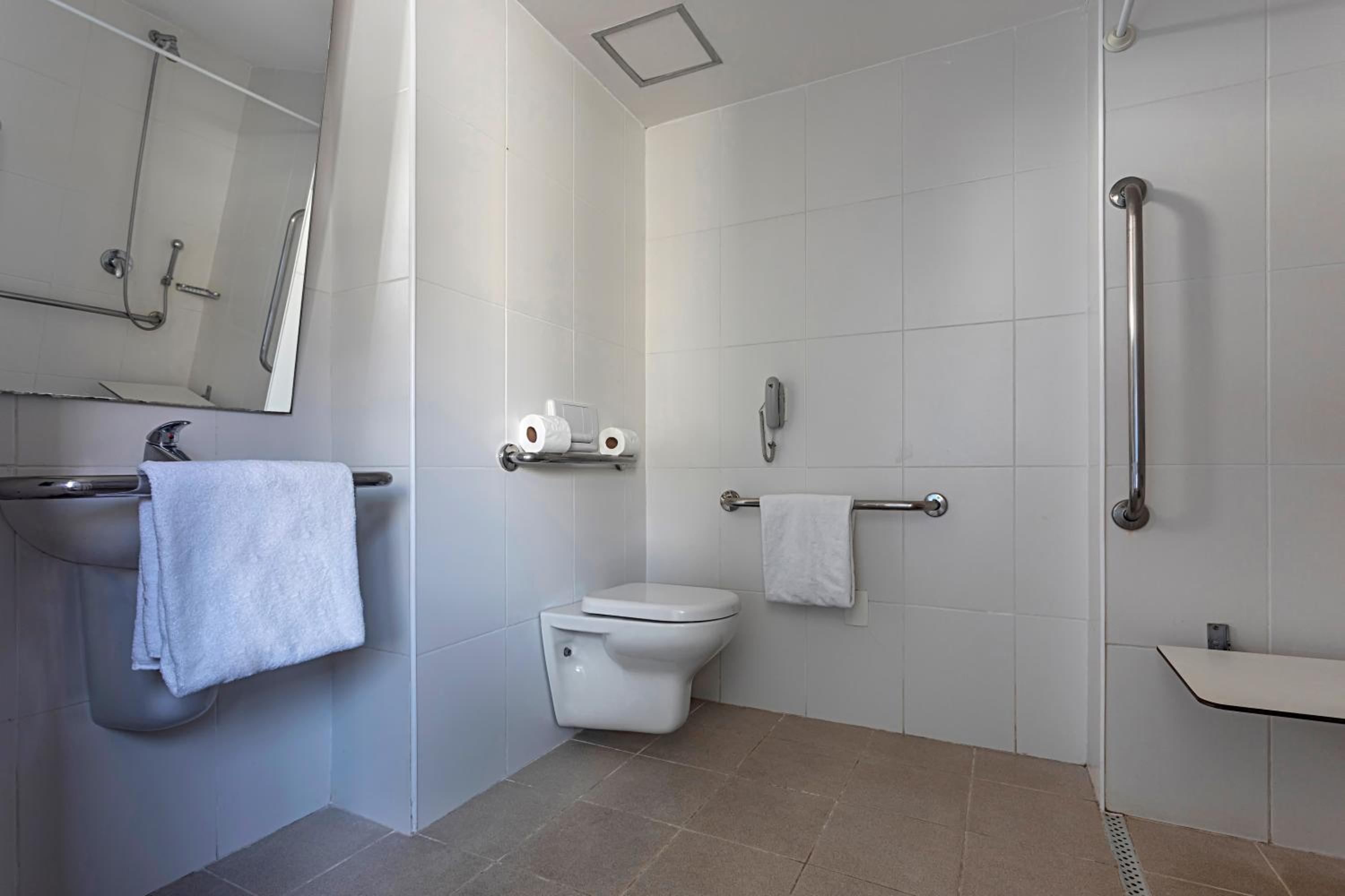 Standard Double Room - Disability Access photo 2