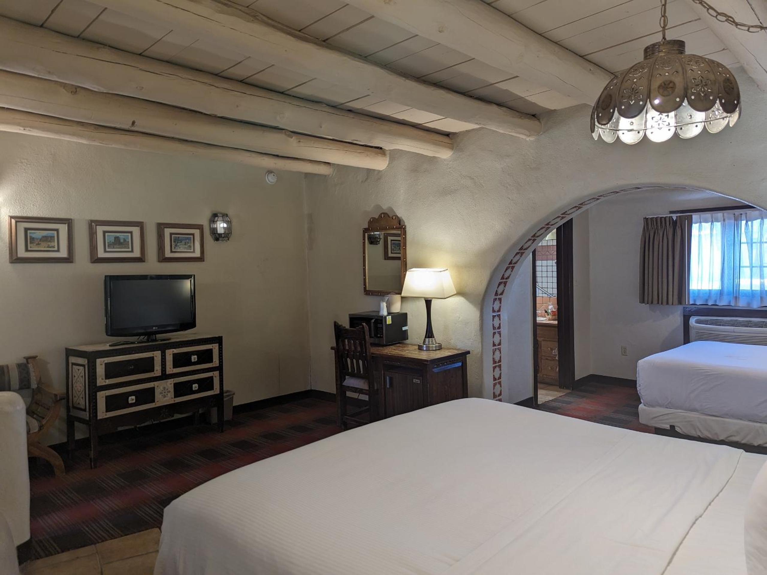 Queen Room with Two Queen Beds - Photo 11