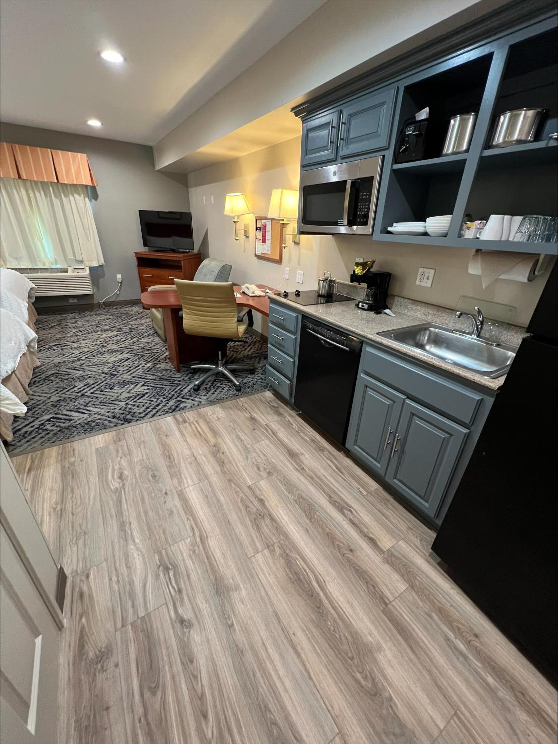 Studio Suite with Two Double Beds - Photo 3