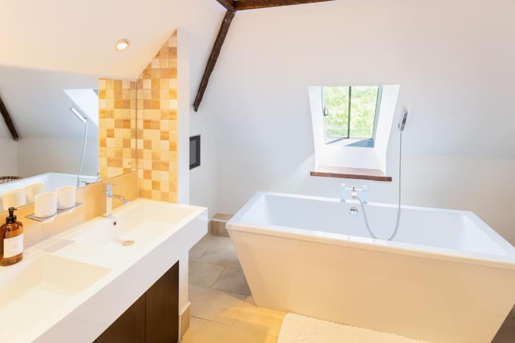 Four-Bedroom House photo 2