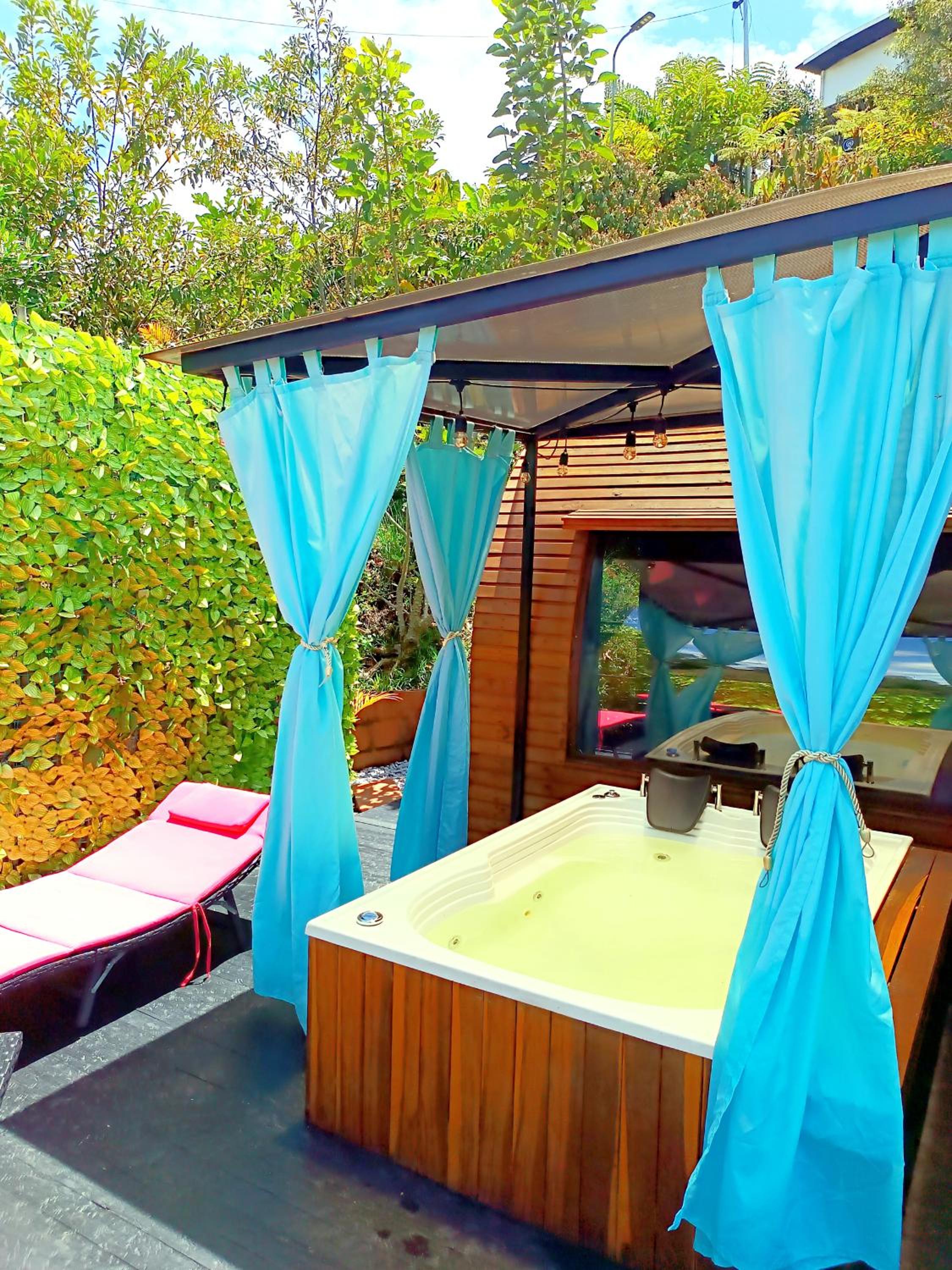 Suite with Hot Tub photo 2
