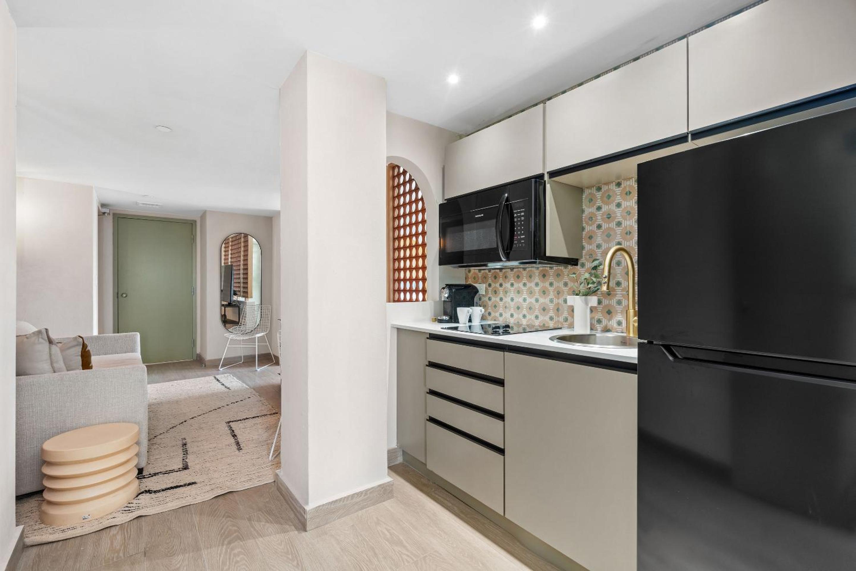 Studio Suite - Photo 3