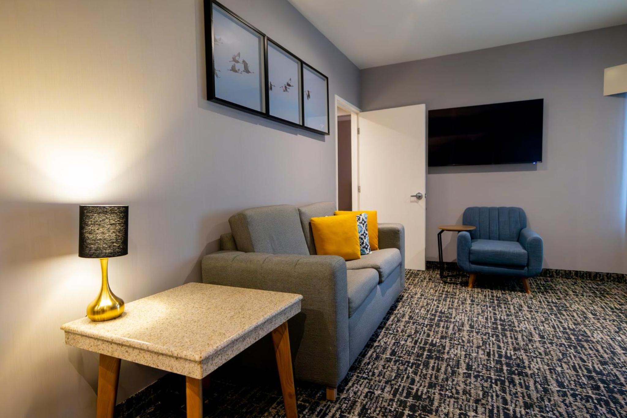 One-Bedroom King Suite - Photo 7