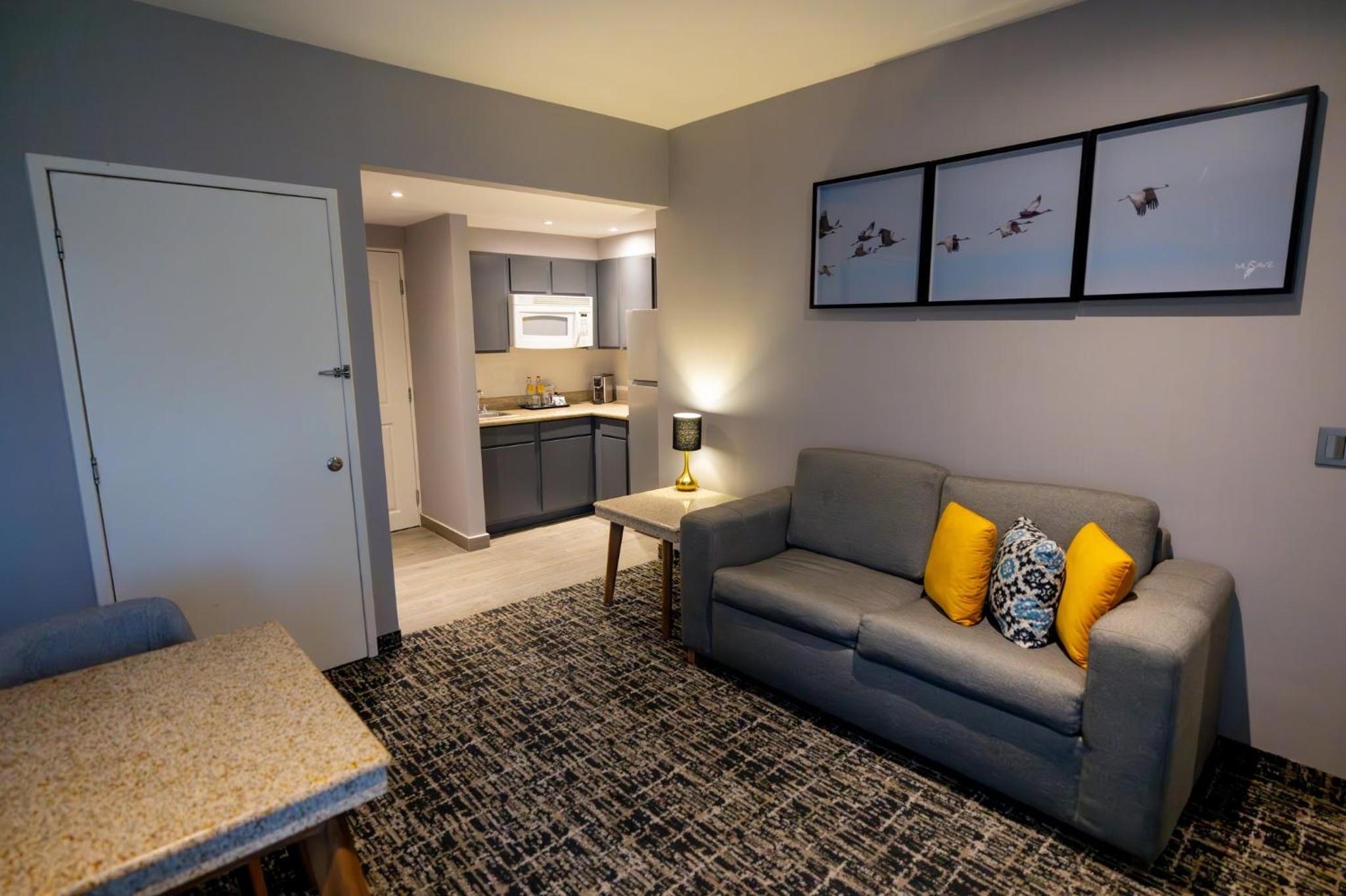 Two-Bedroom Suite - Photo 4