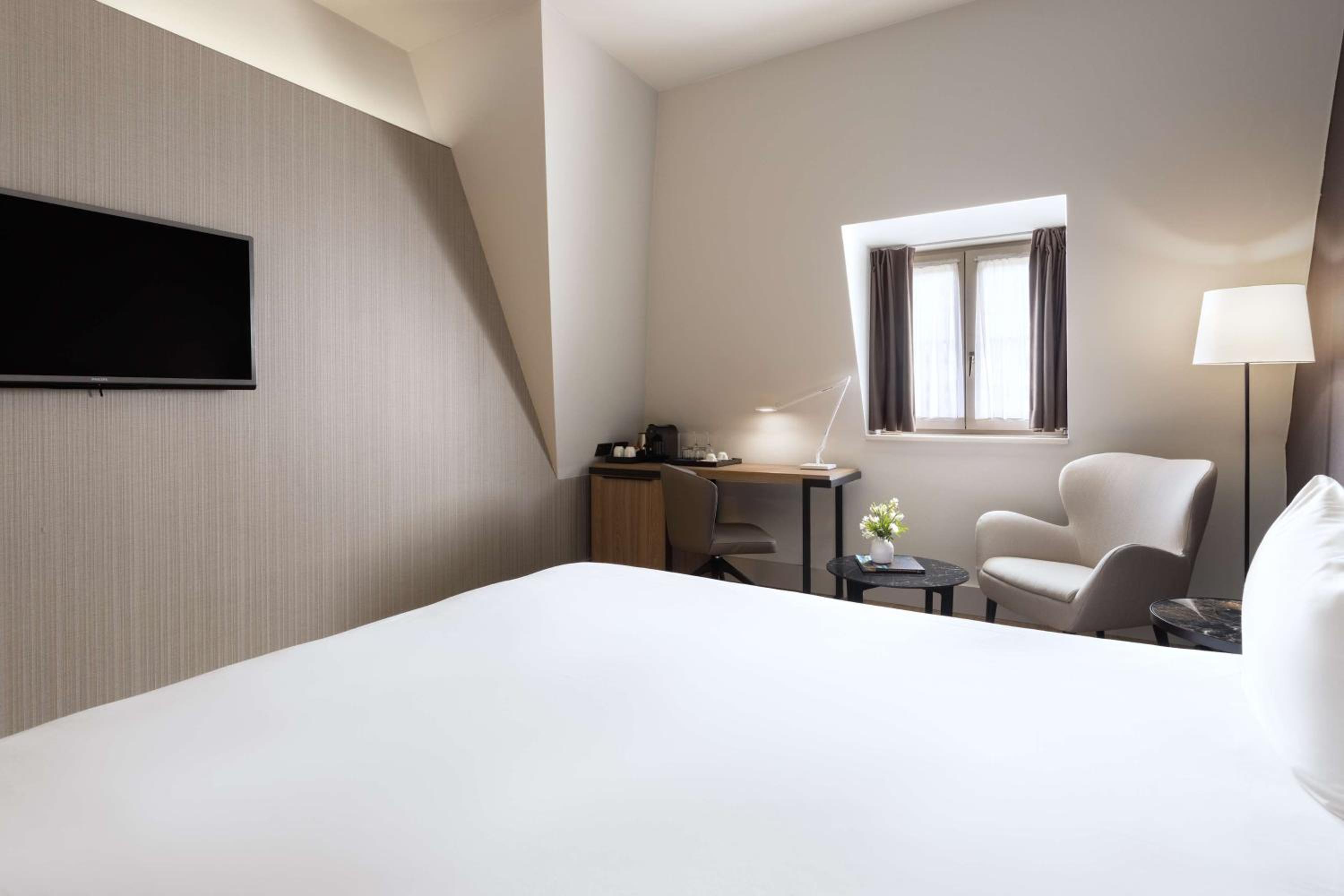 Superior Double Room thumbnail 5