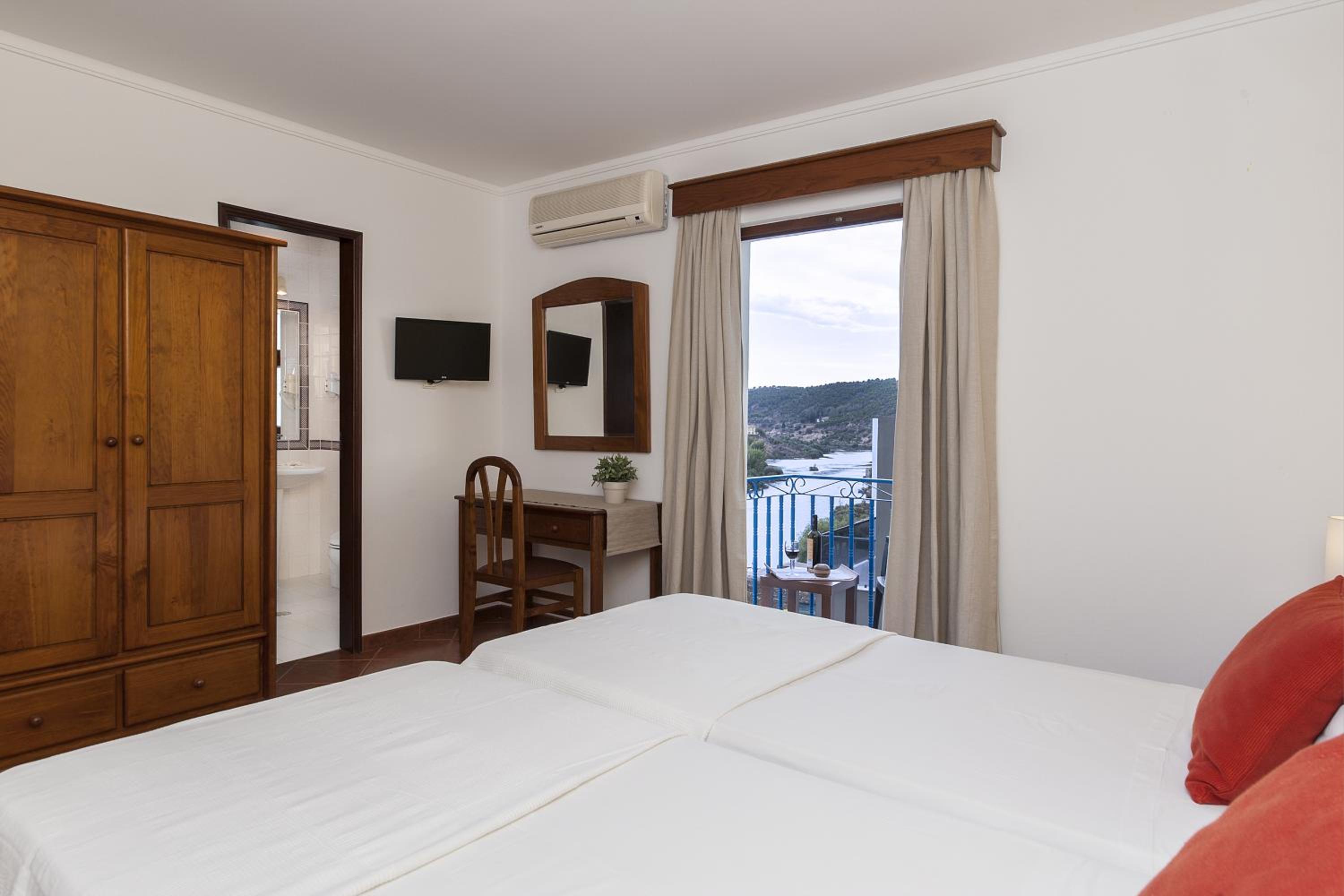 Double or Twin Room with River View - Photo 4