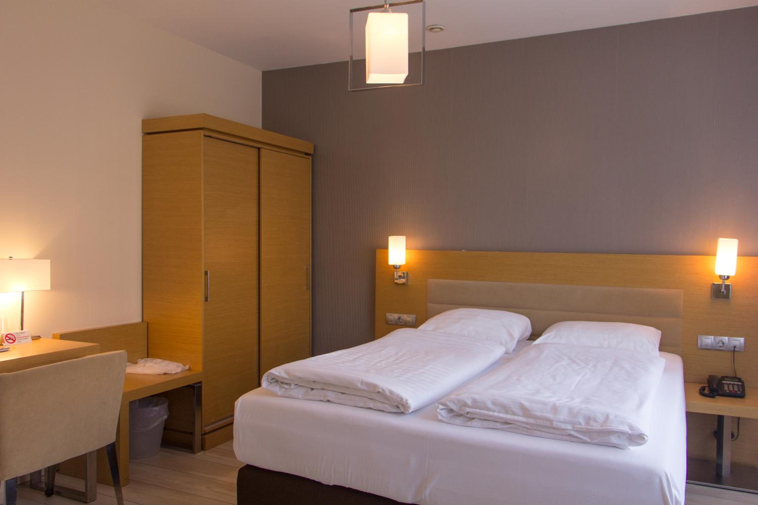 Double or Twin Room - Photo 4