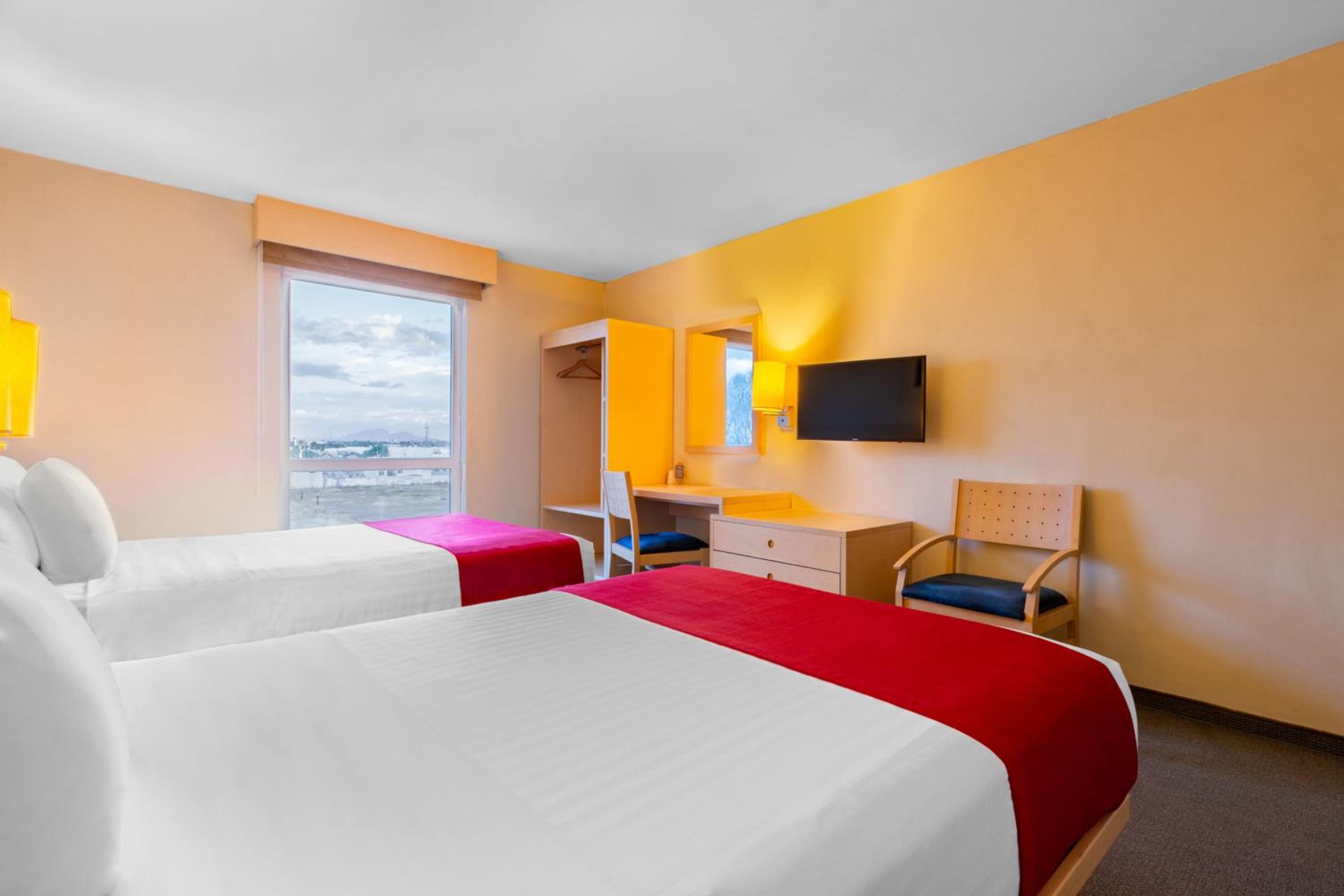 Double Room with Two Double Beds - Photo 2