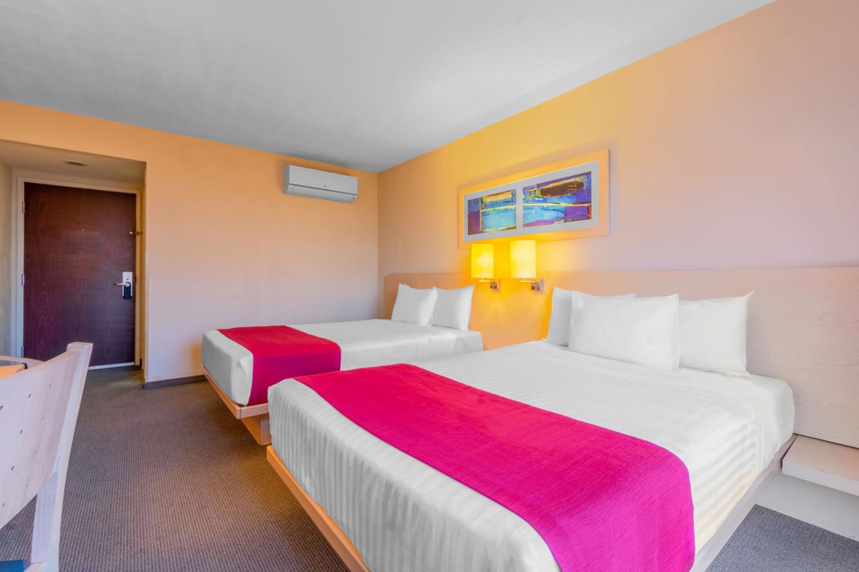 Double Room with Two Double Beds - Photo 3