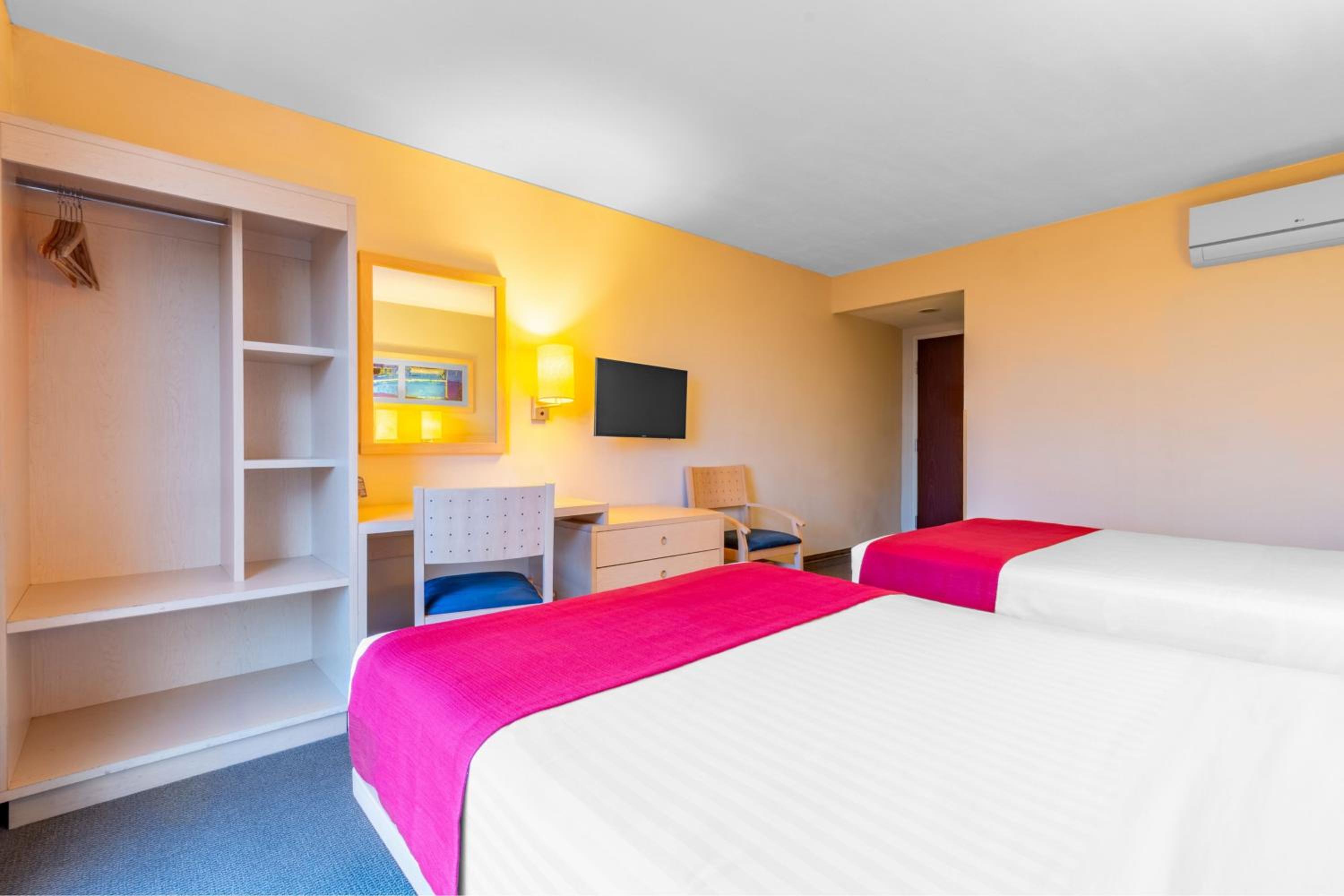 Double Room with Two Double Beds - Photo 4