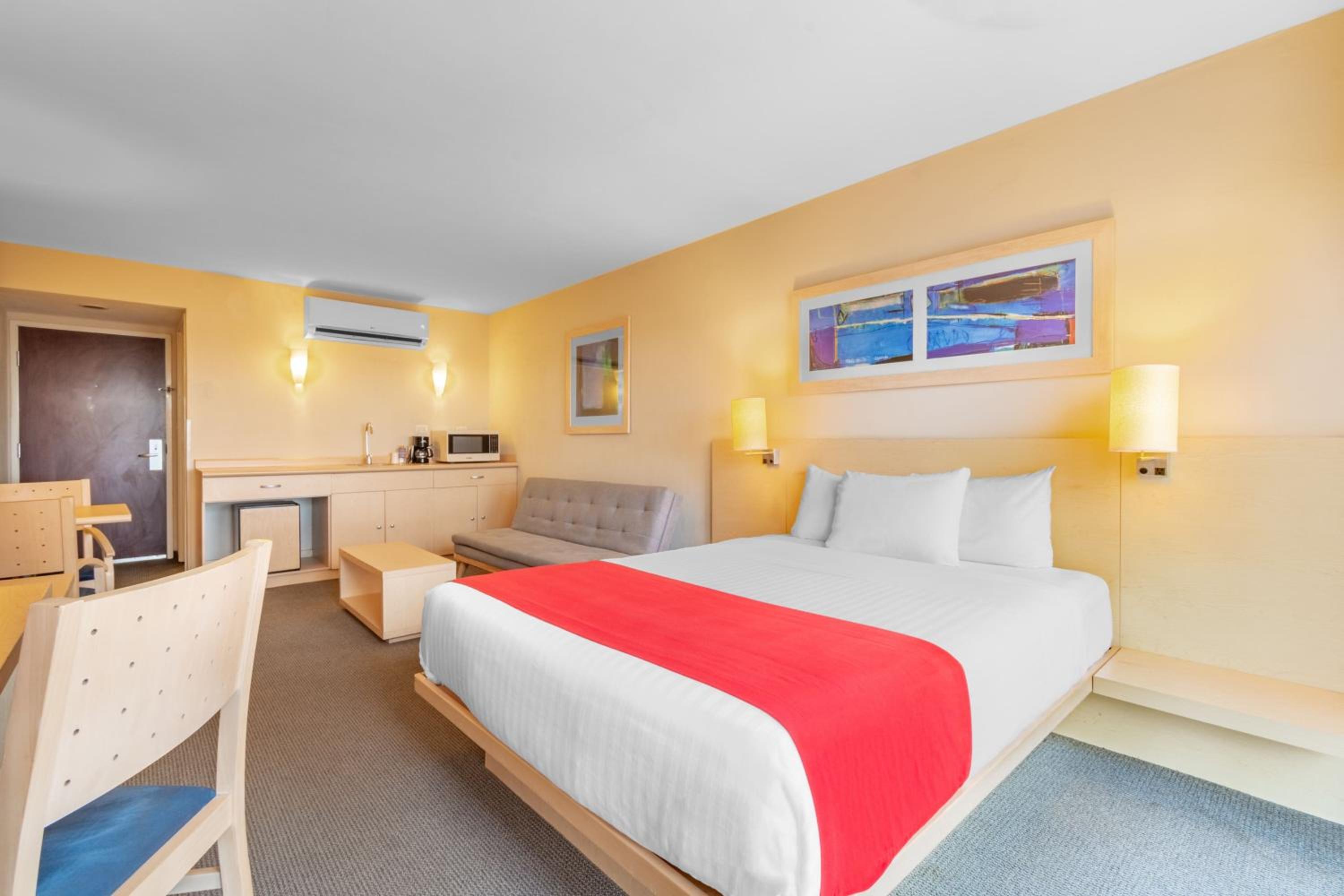 Queen Suite with Sofa Bed - Photo 1