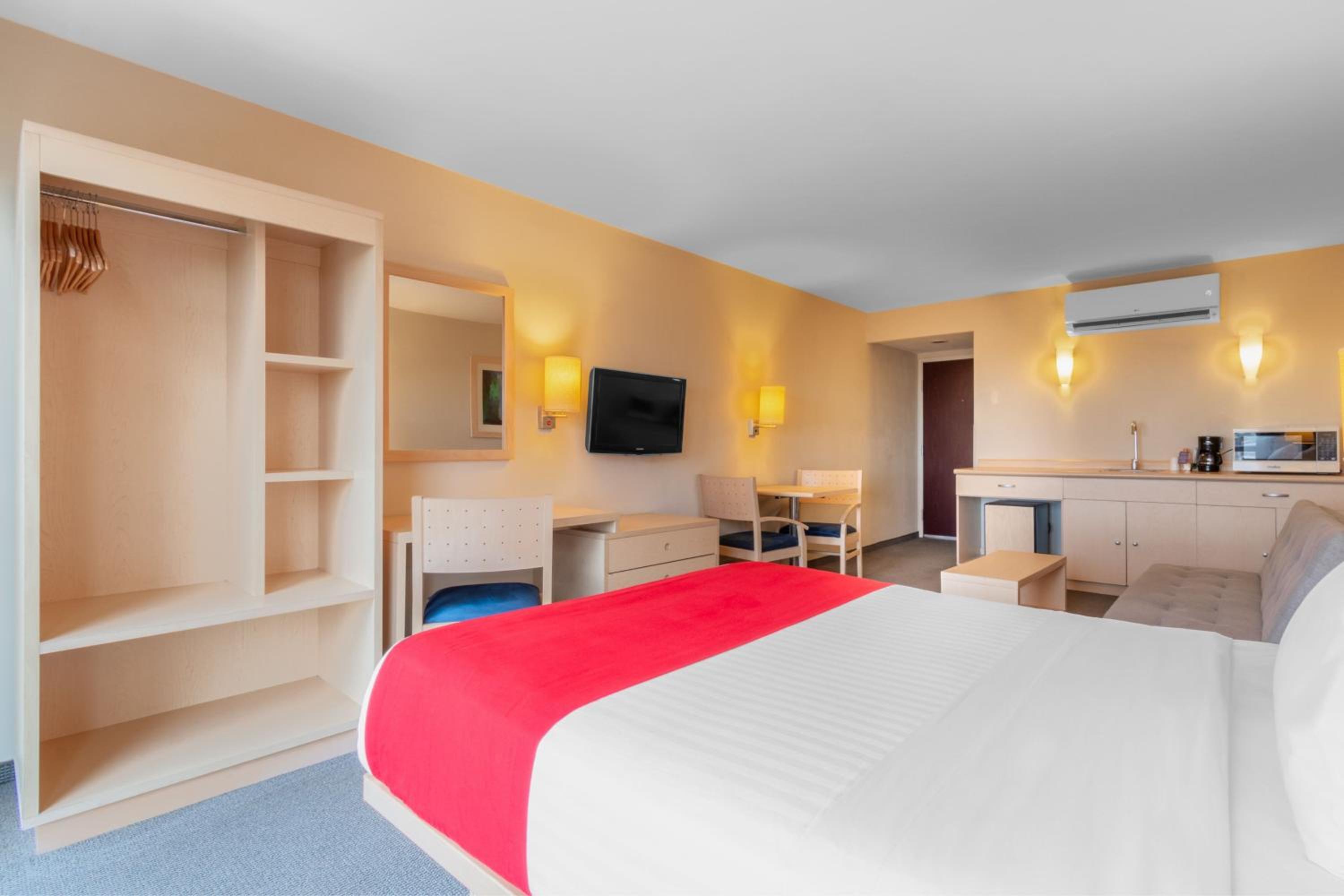 Queen Suite with Sofa Bed - Photo 3