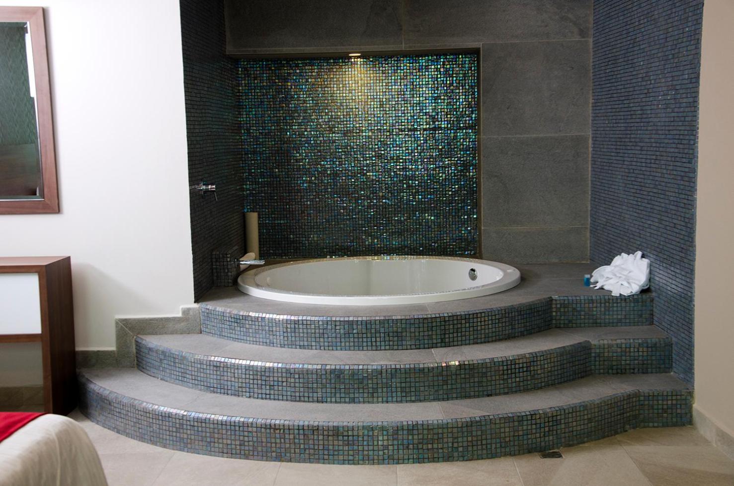 Deluxe Suite with Spa Bath photo 3