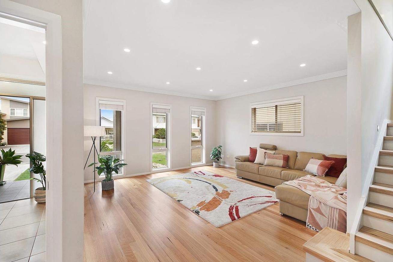 Six-Bedroom House photo 3