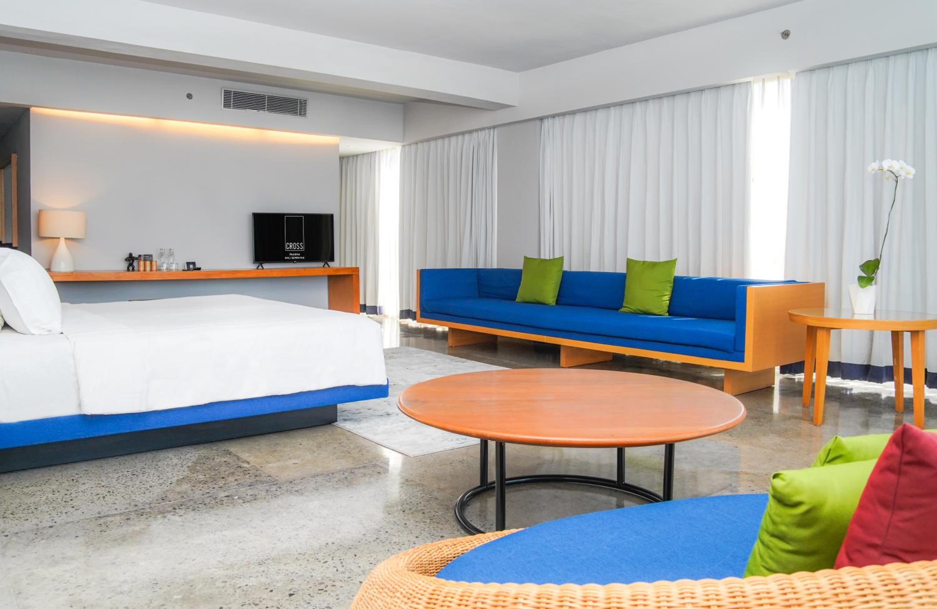 Corner Suite - Photo 2