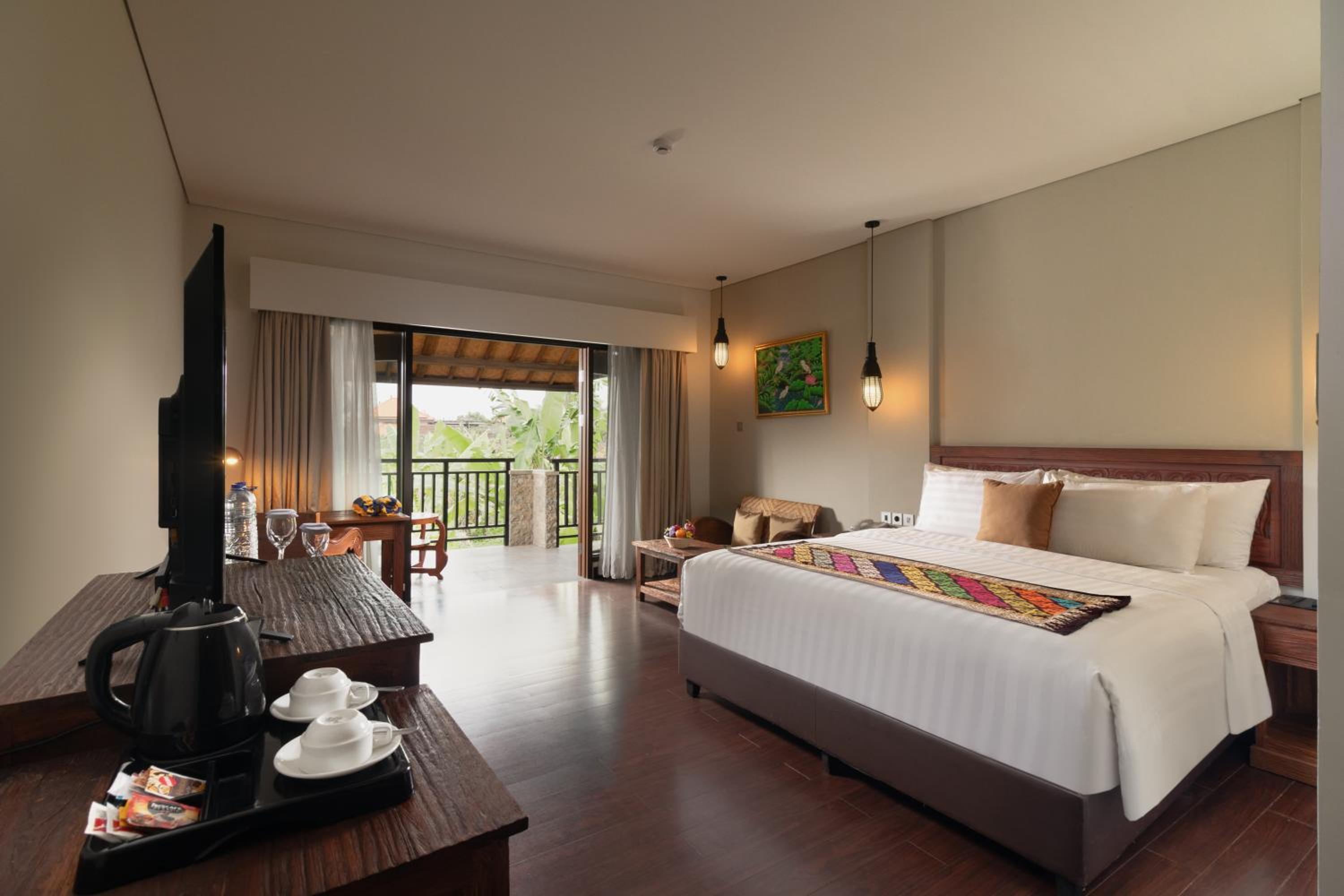 Executive Double Room with Bath Tub - Non-Smoking thumbnail 6