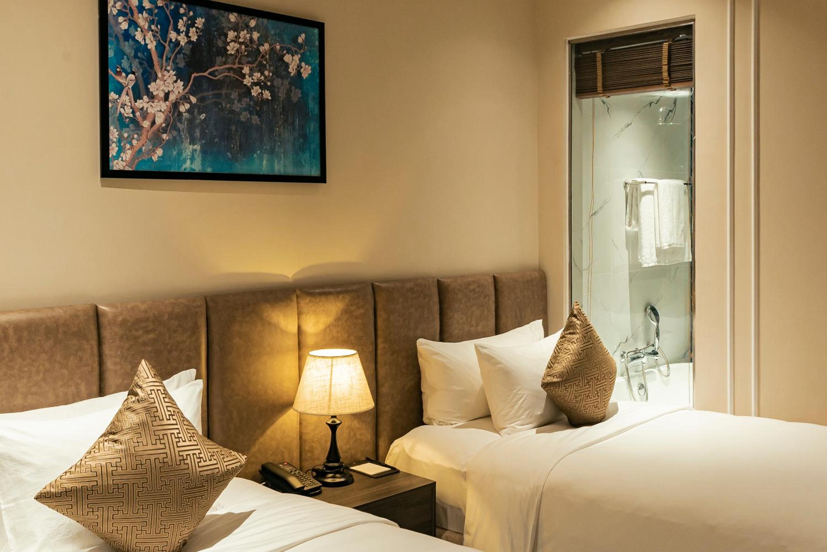 Package Deluxe Room with transfer to Phu Bai - Hue airport (1 way - 4 seats car)