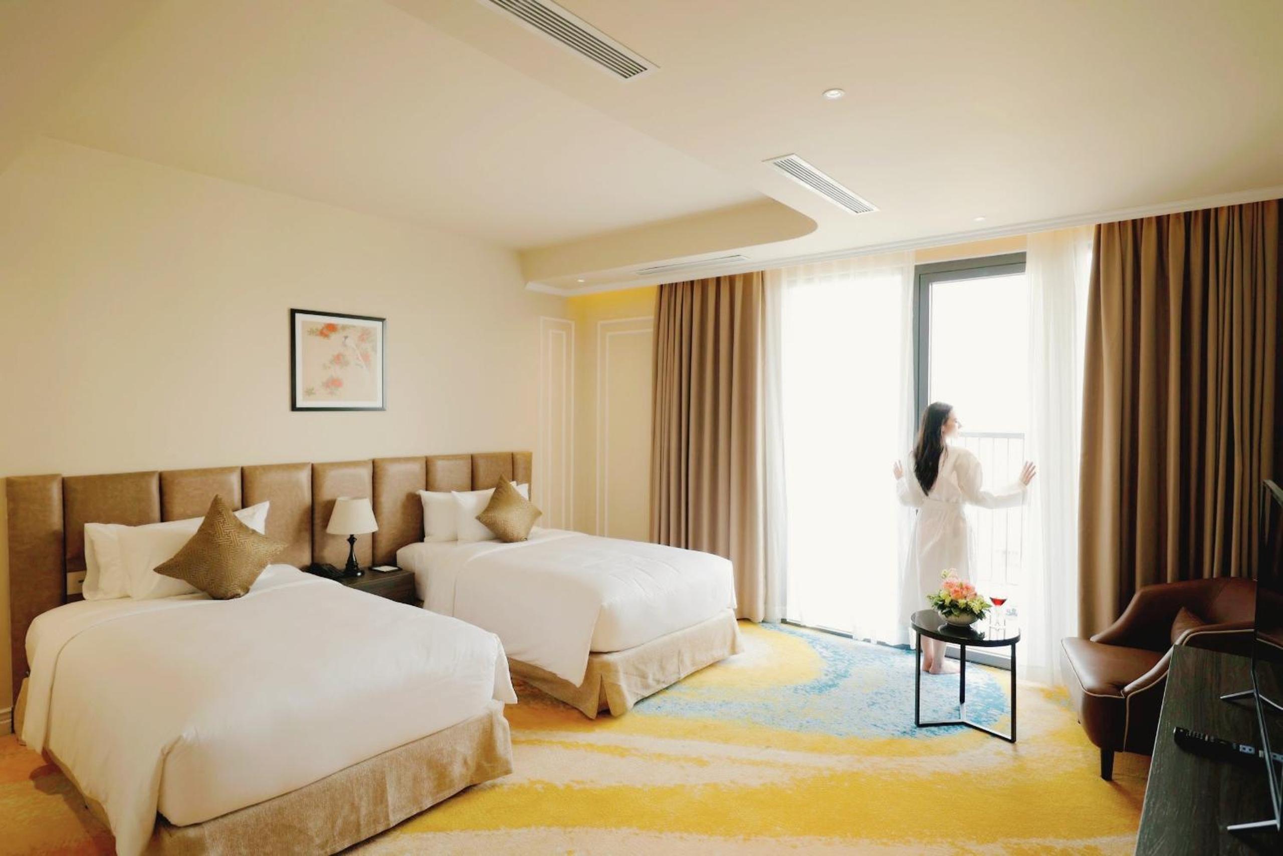 Premier Twin Room with Balcony + Free Shuttle Bus To City Center - Photo 2