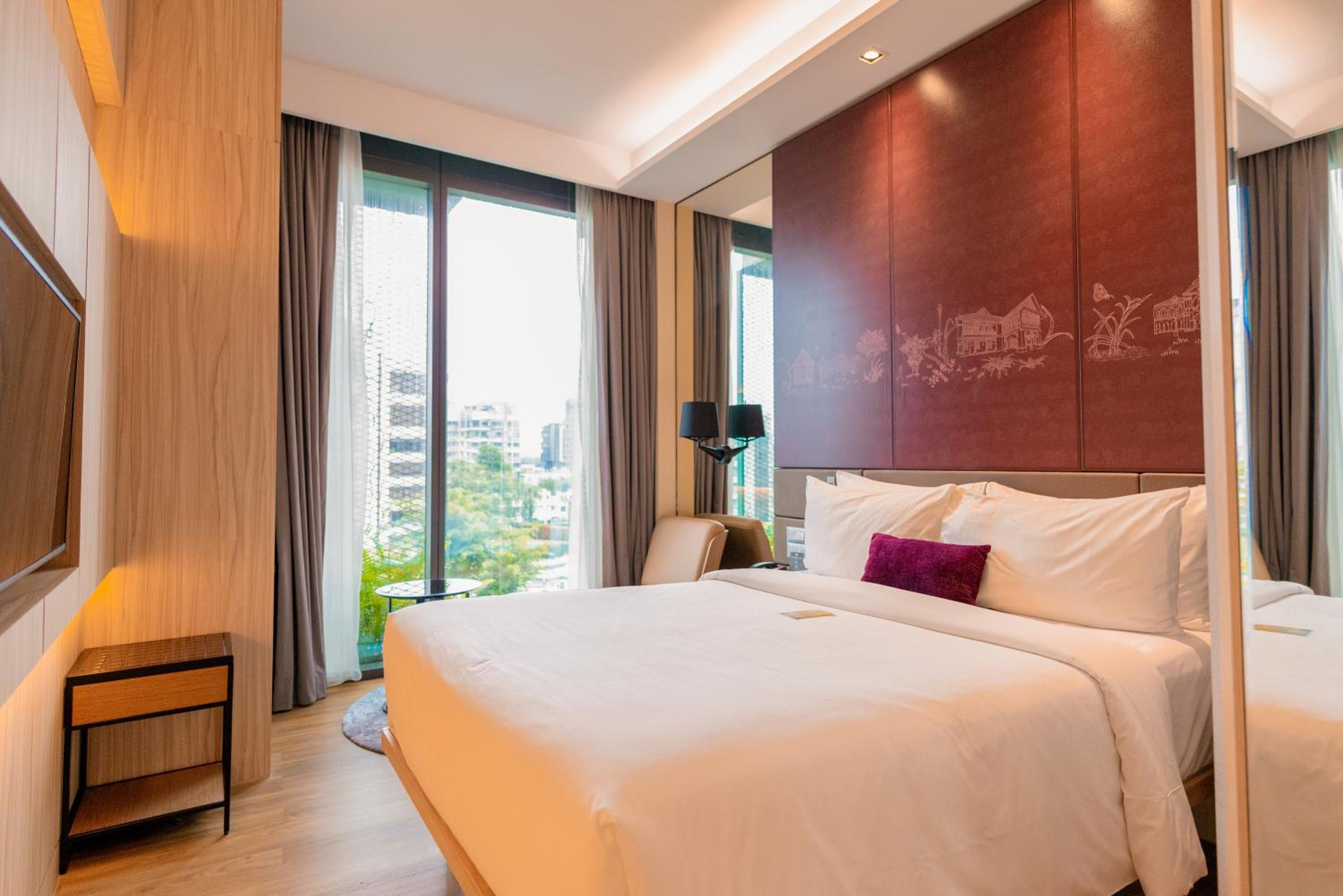 Privilege Suite, Lounge Access, Higher Floor, Free Mini-bar thumbnail 5