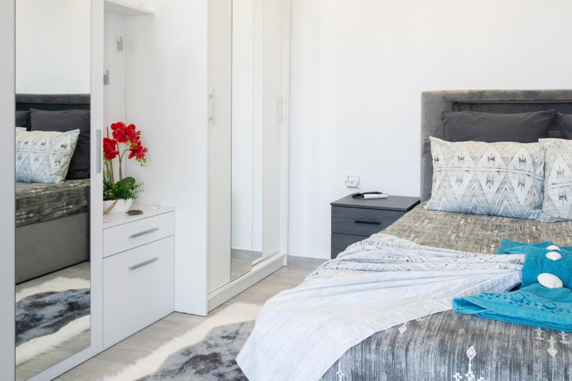 One-Bedroom Apartment - Photo 6
