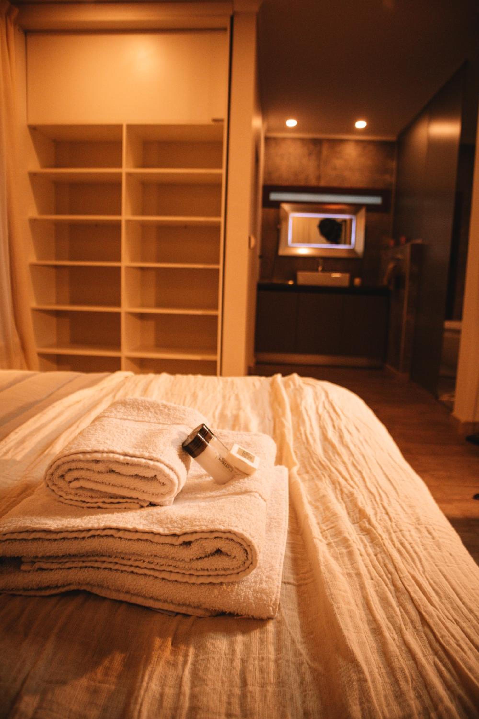 Deluxe King Suite photo 1