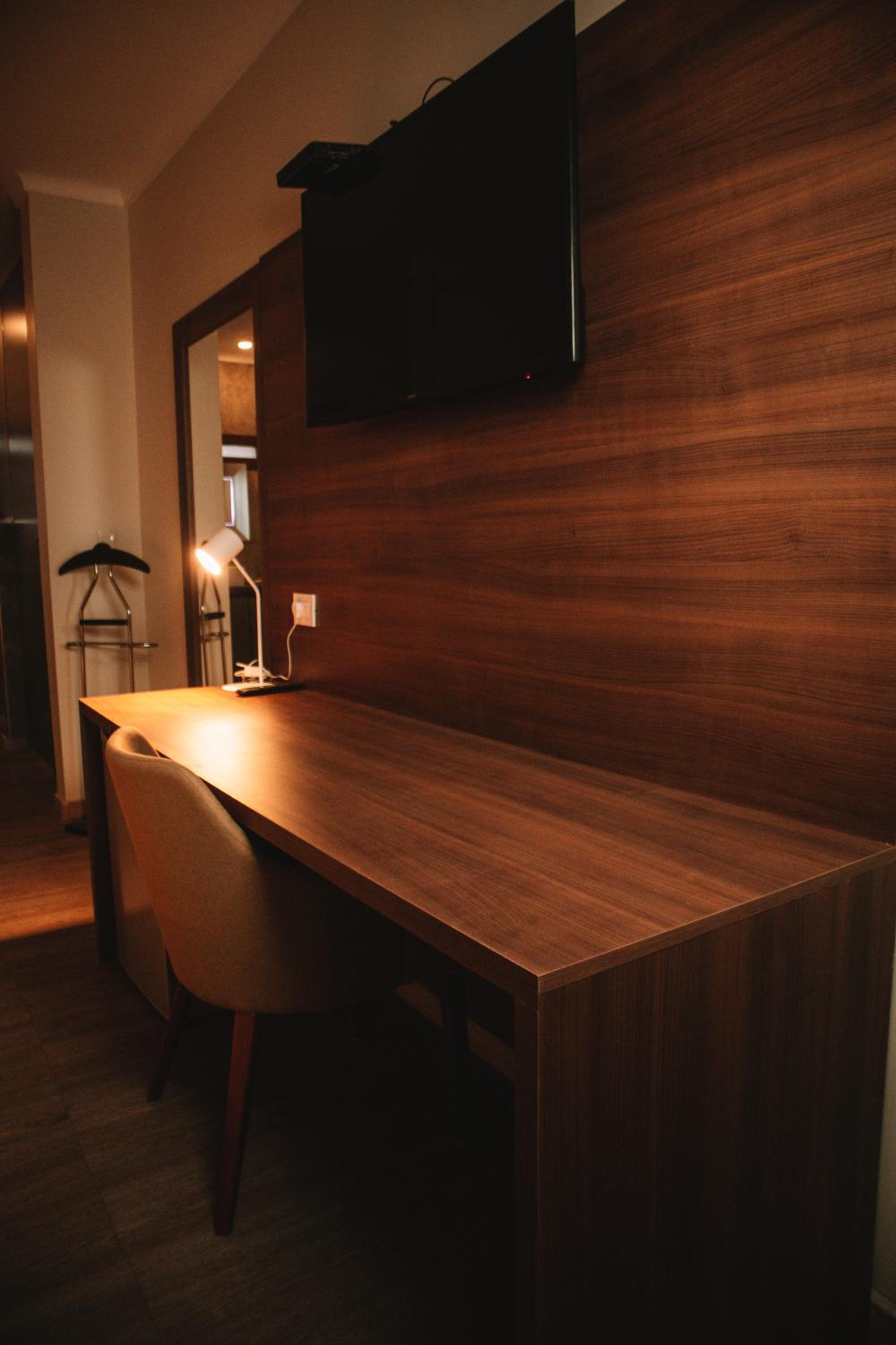 Deluxe King Suite photo 2