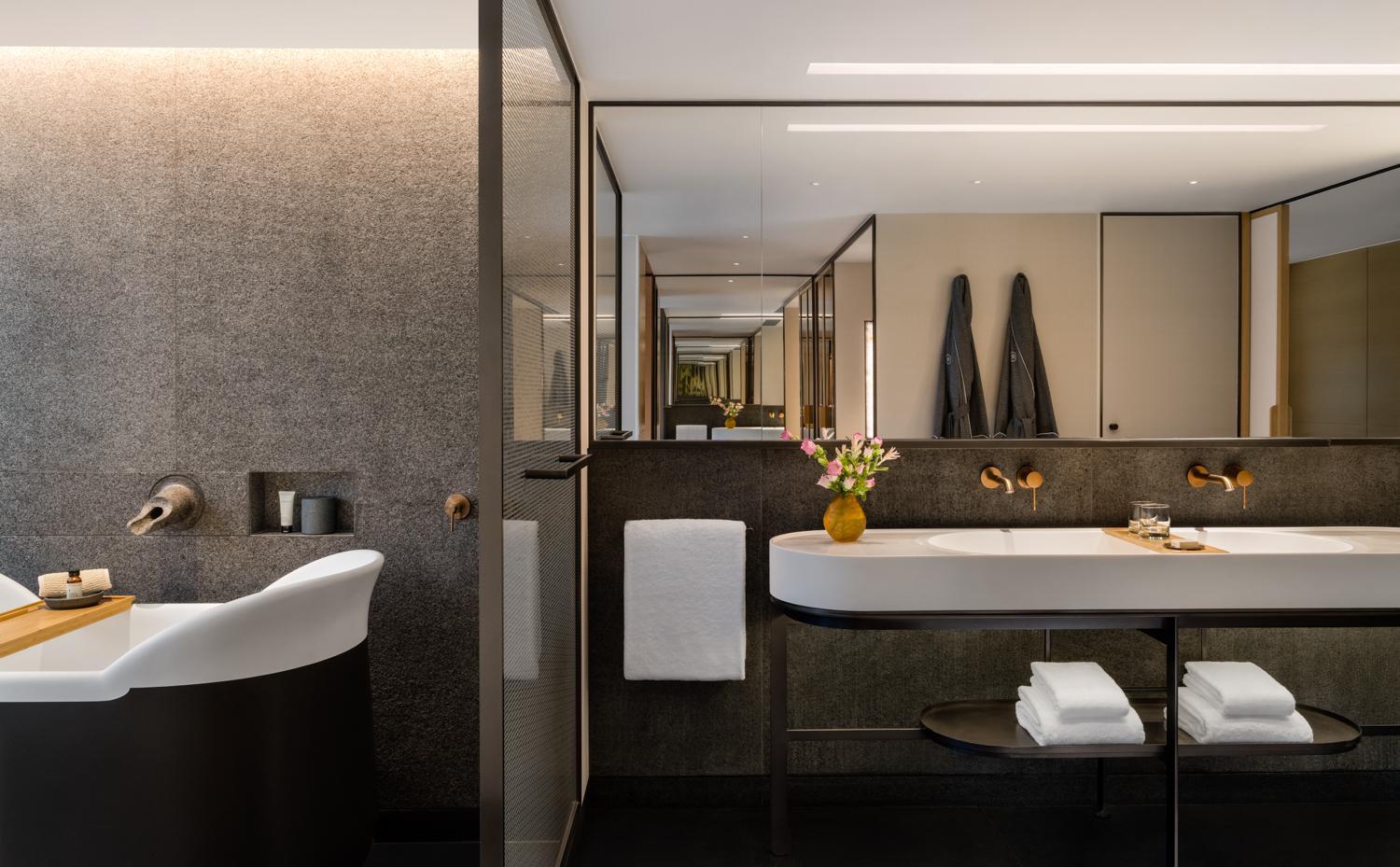 1 King Suite with Harbor View and Daybed - Regent Club Access
