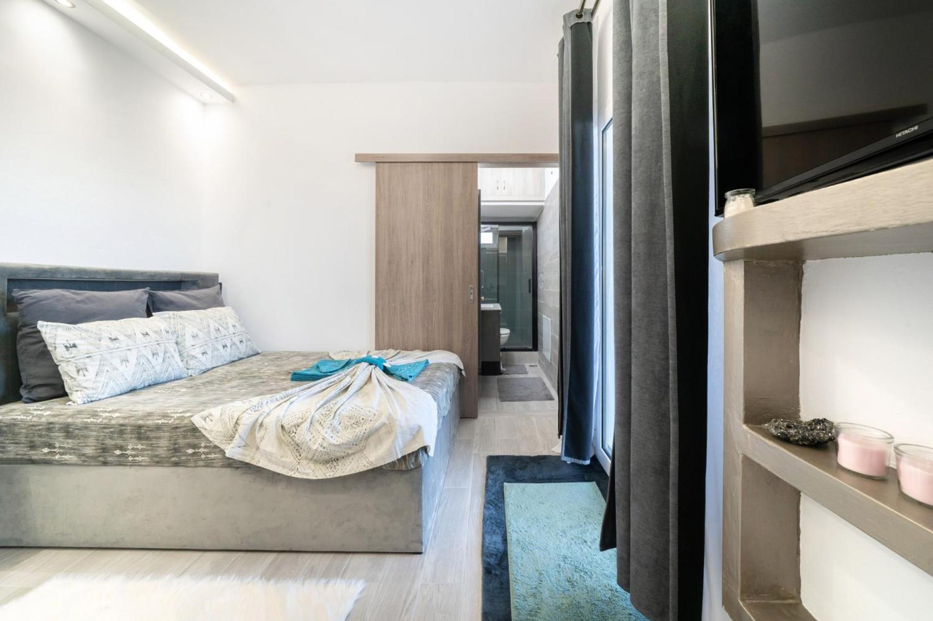 One-Bedroom Apartment - Photo 12