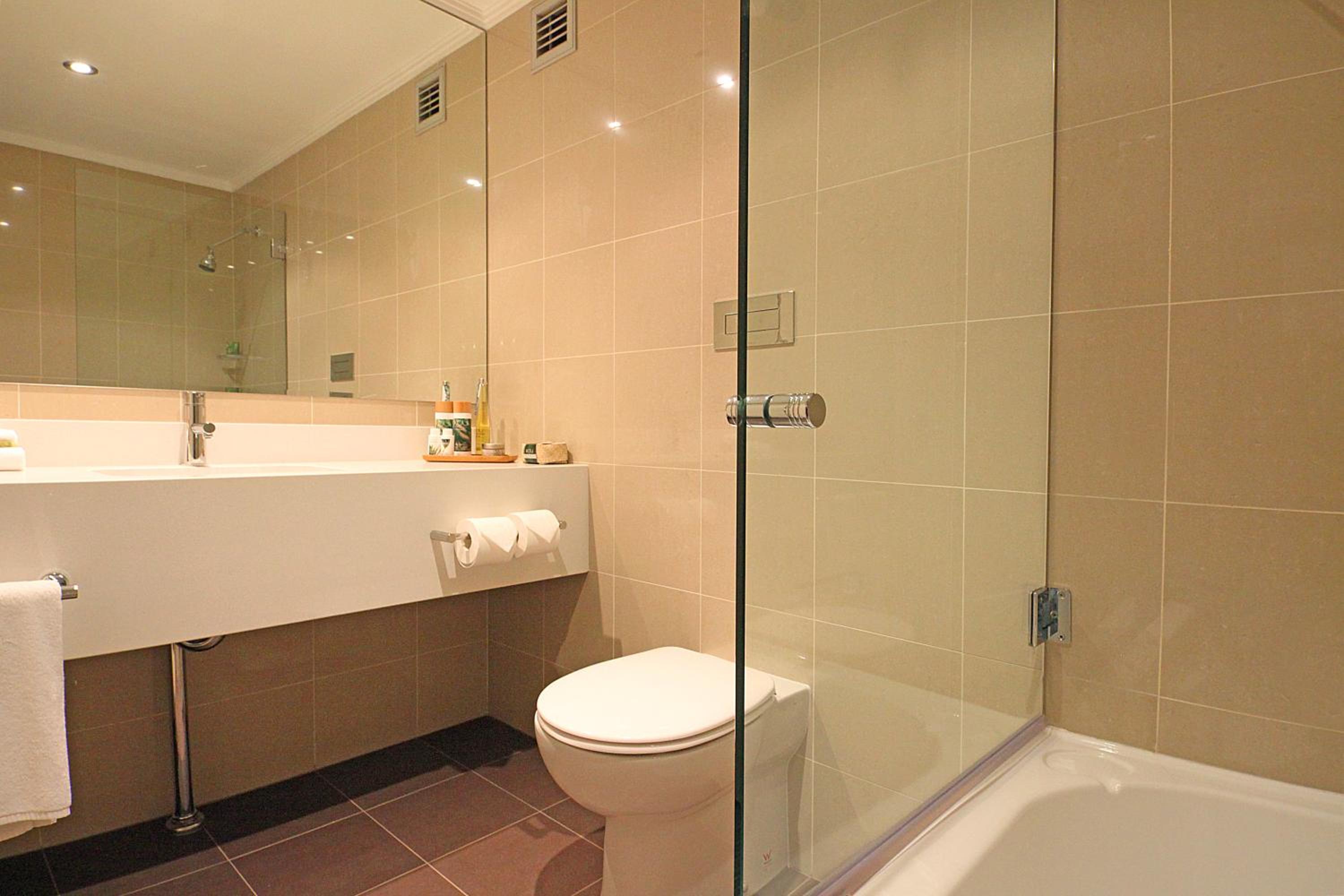 Standard Queen Room with Two Queen Beds - Photo 6