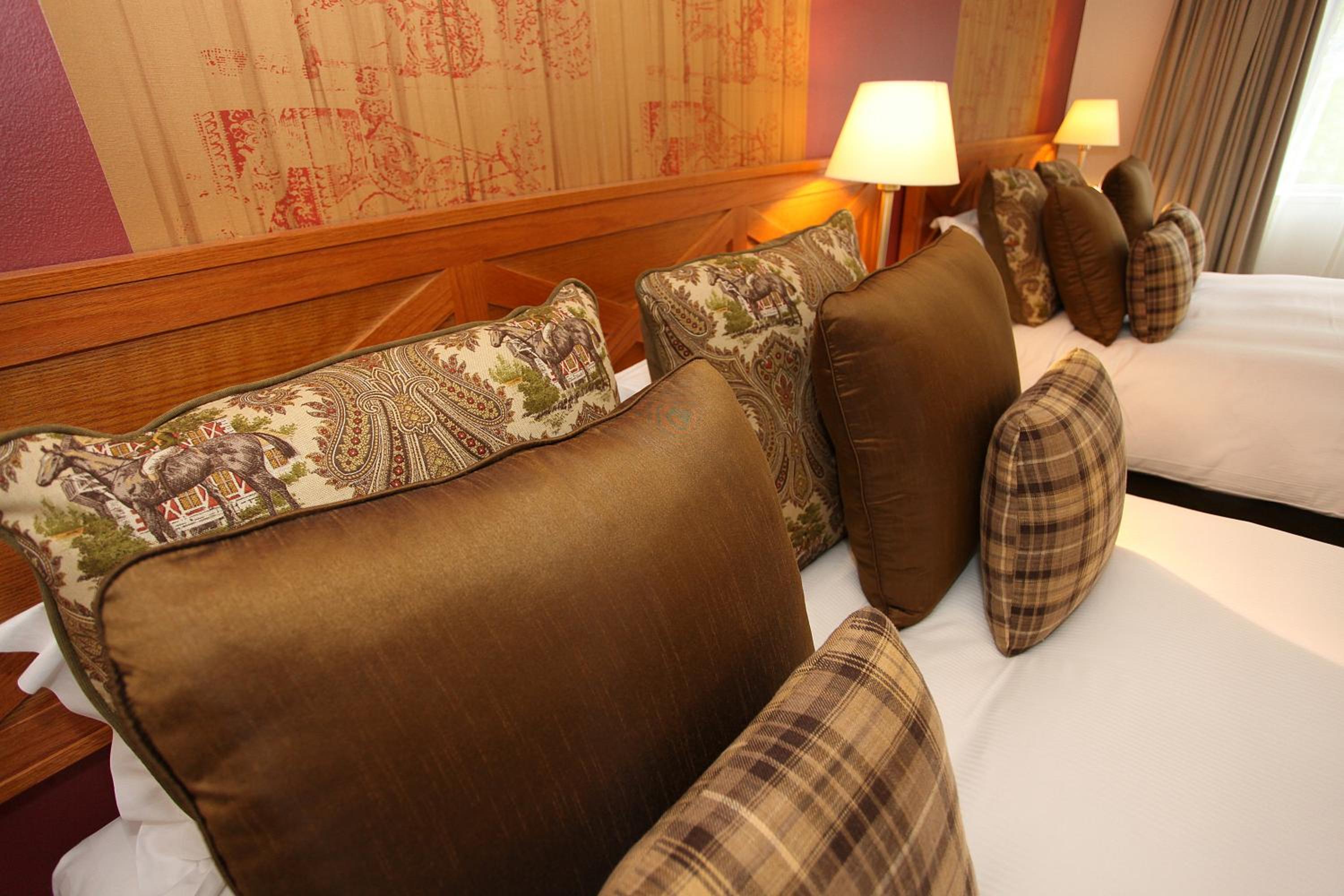 Standard Queen Room with Two Queen Beds - Photo 5