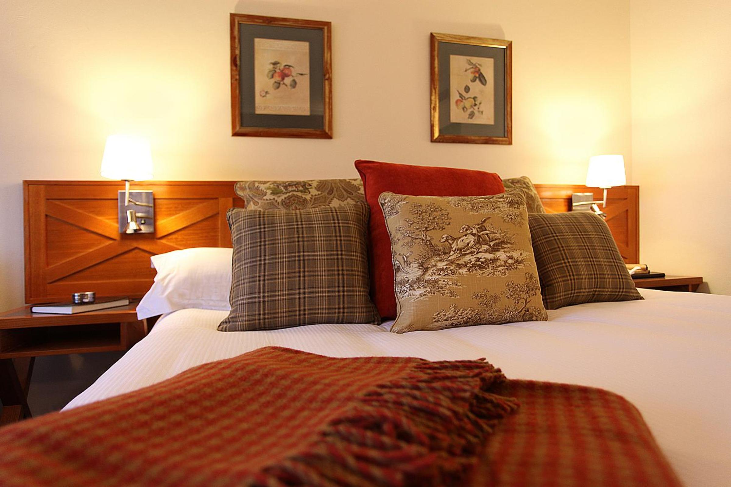 Superior Courtyard Room with King Bed - Photo 5