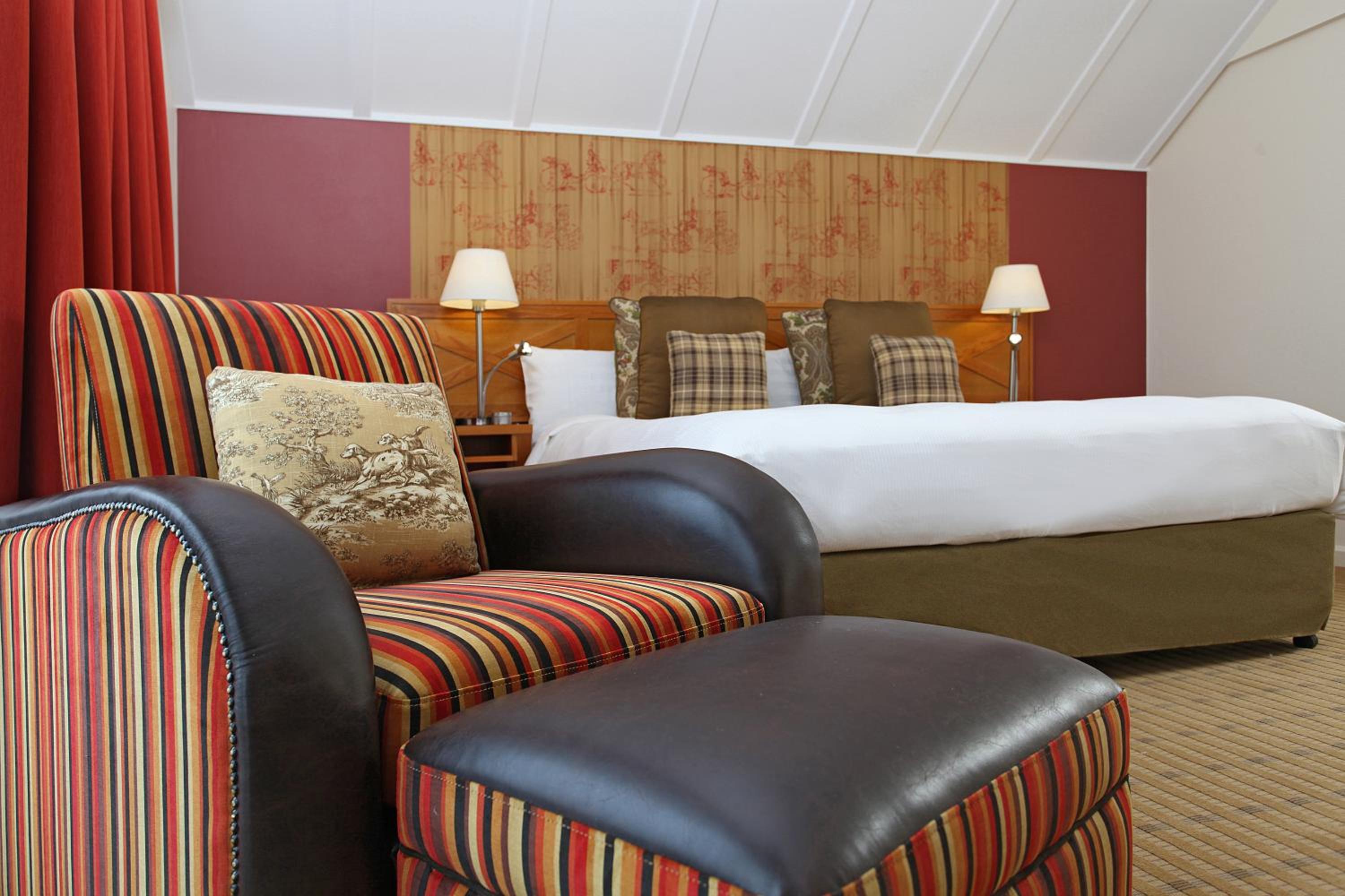 Deluxe Room with Balcony - Photo 10