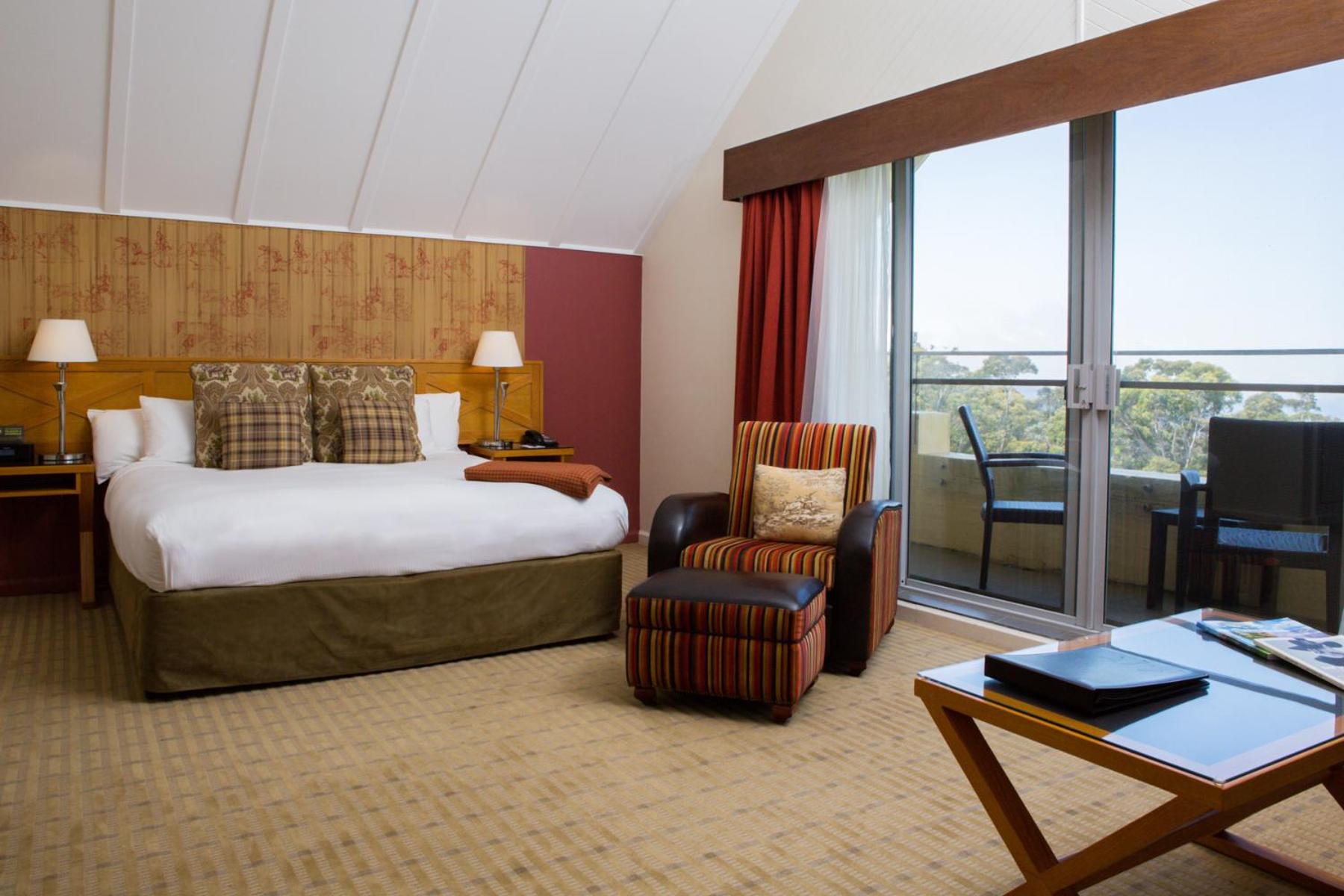 Deluxe Room with Balcony - Photo 12