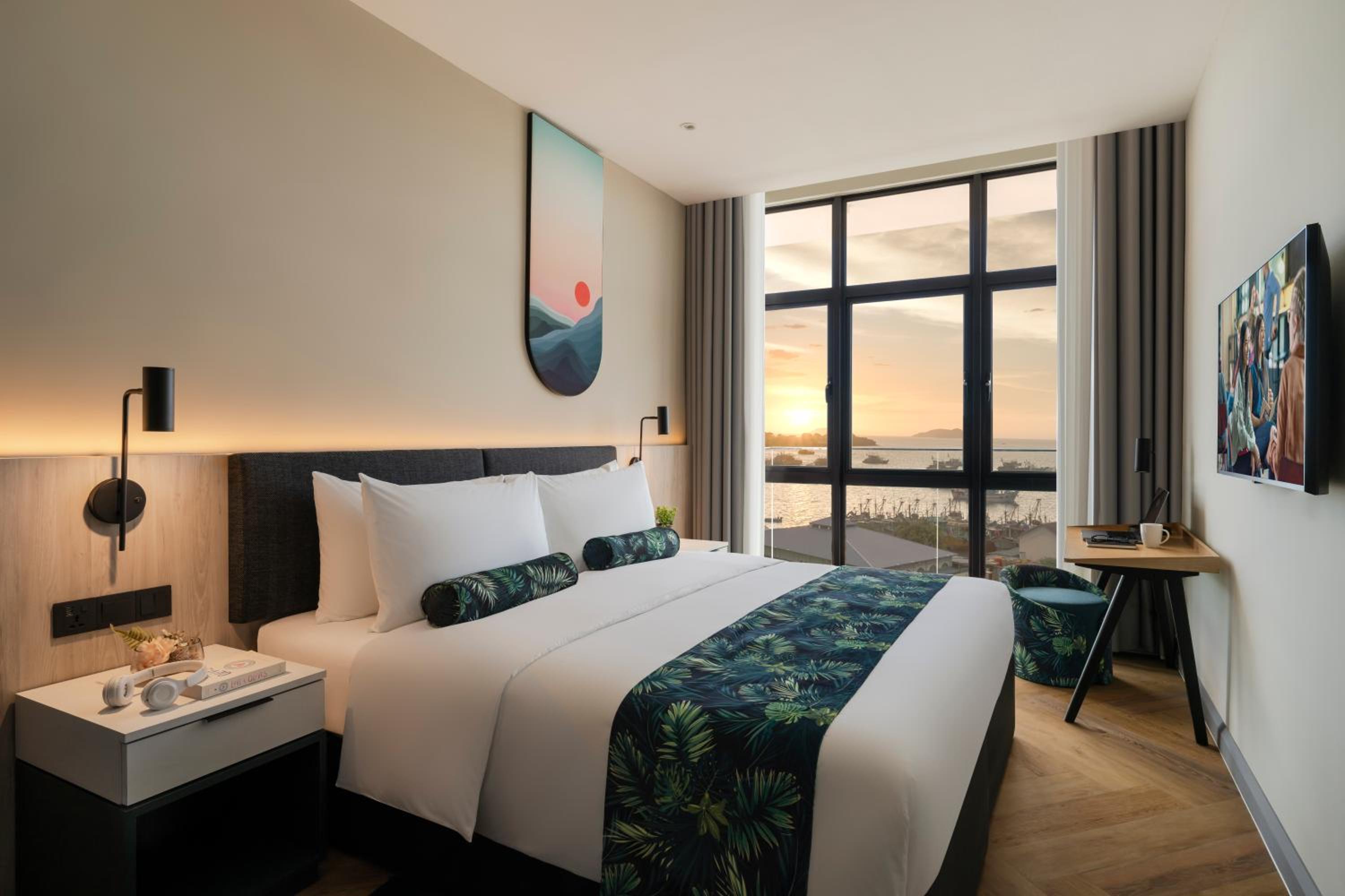 One Bedroom Premier King with Seaview - Photo 2